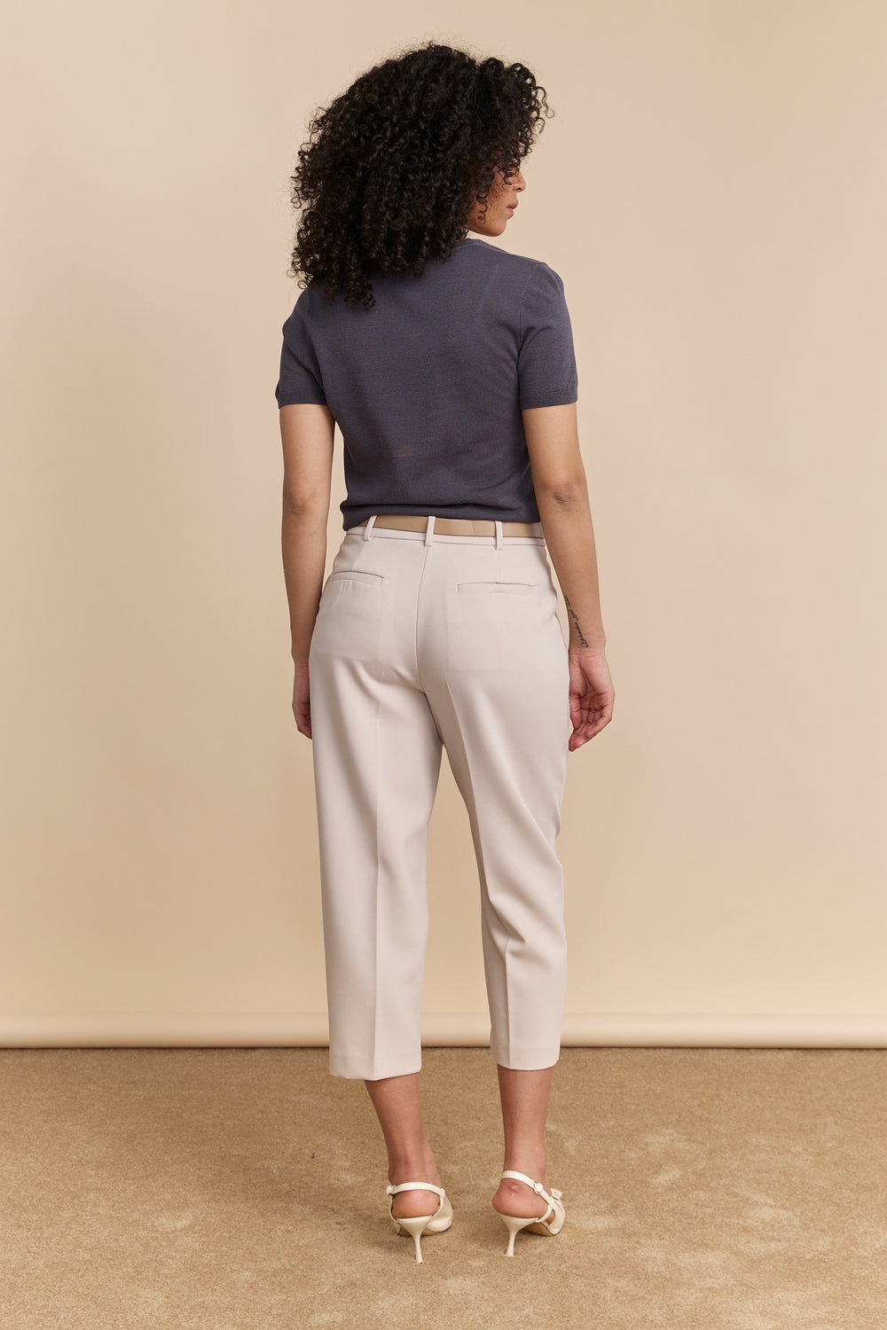 Cropped pants with pleats and belt