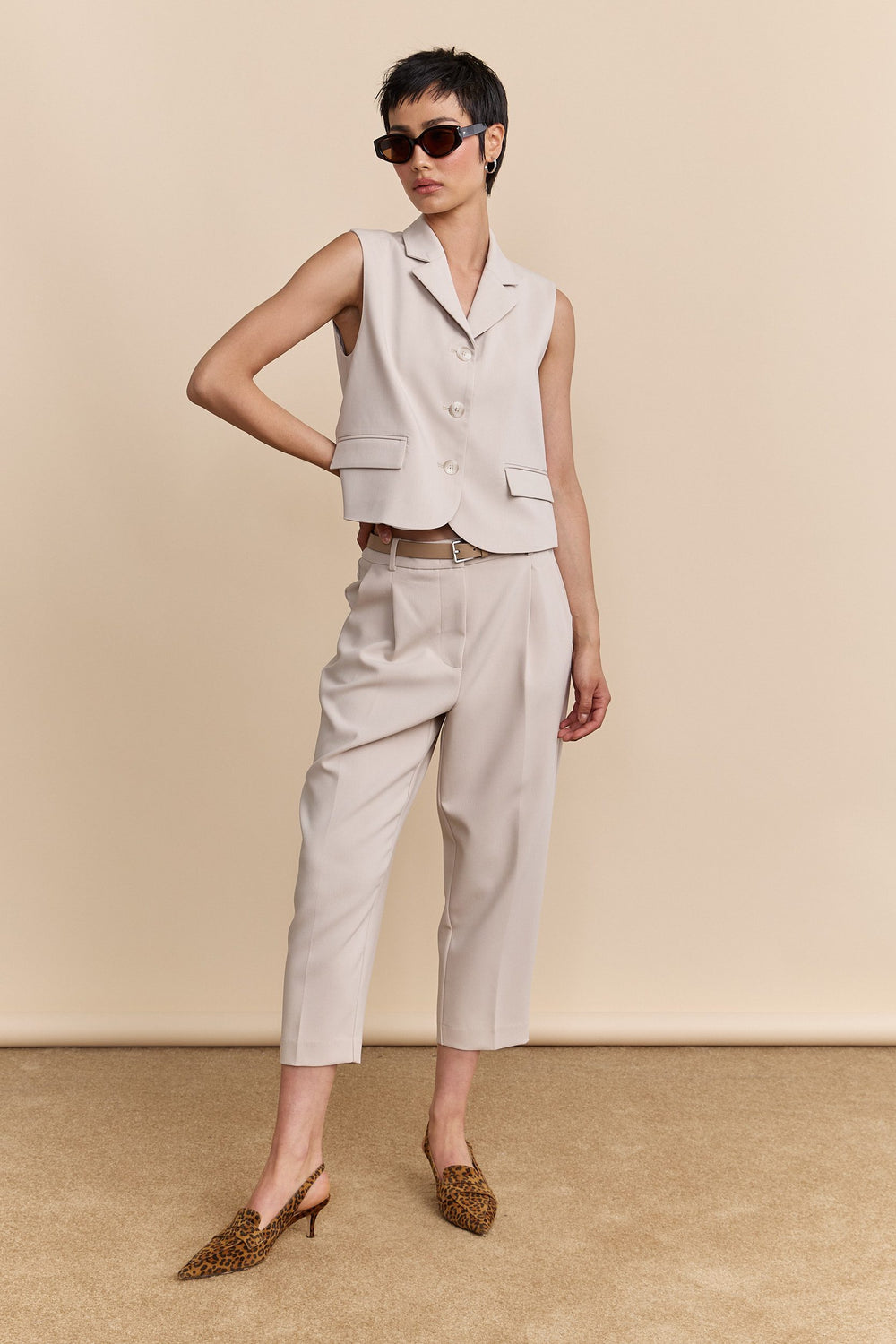 Cropped pants with pleats and belt