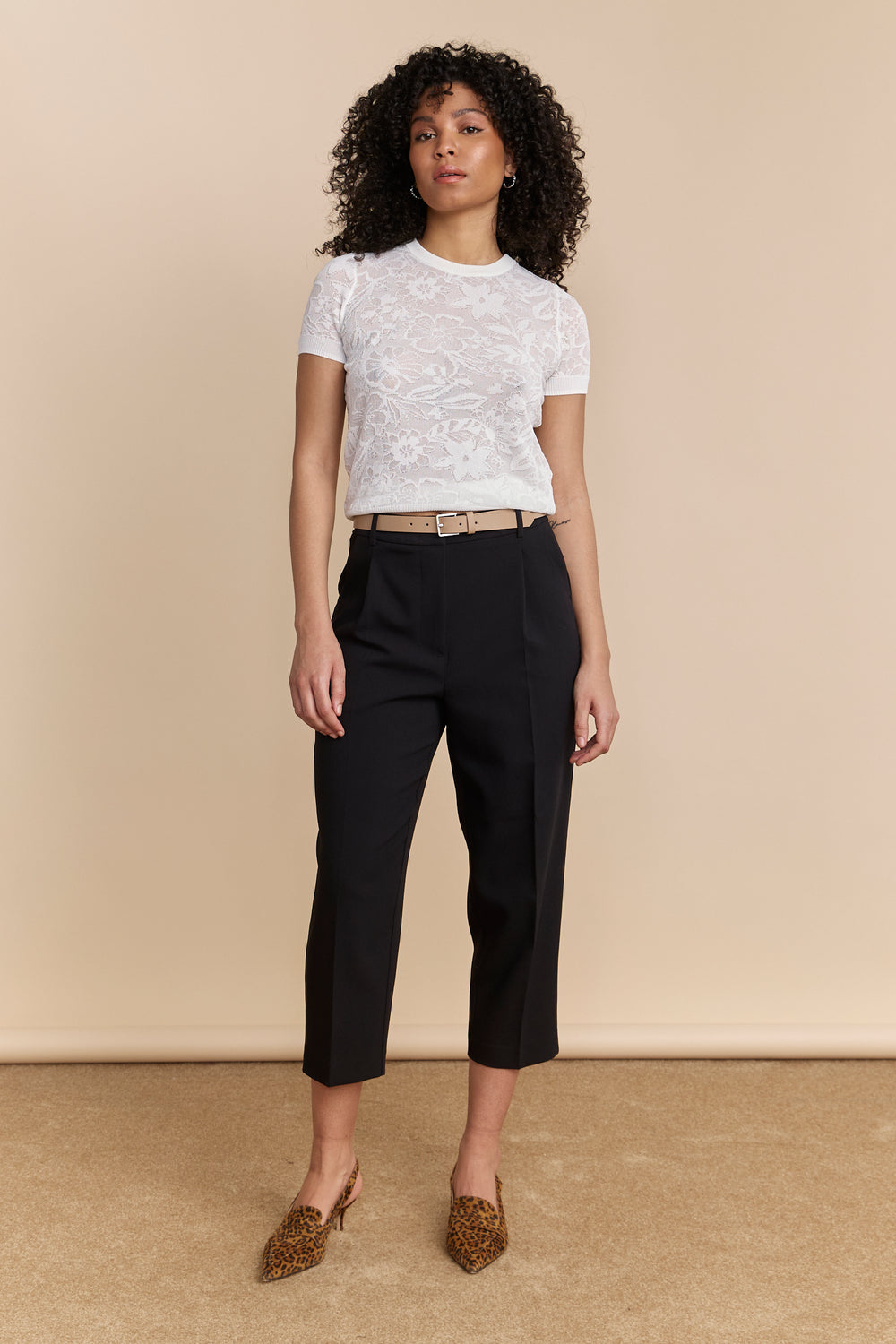 Cropped pants with pleats and belt