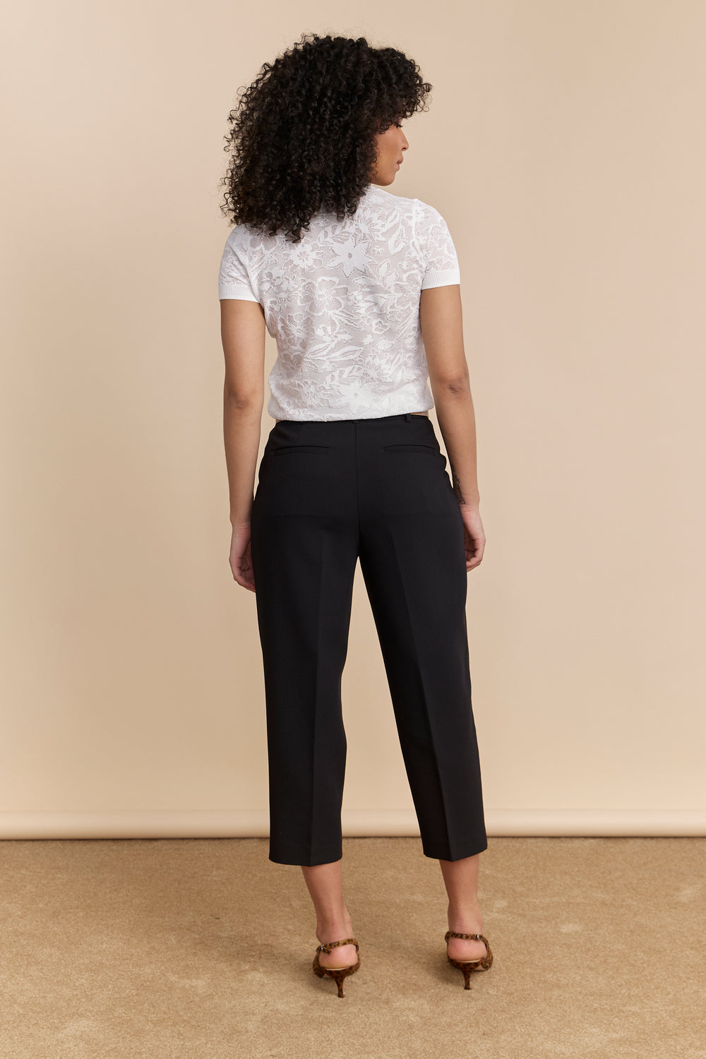 Cropped pants with pleats and belt
