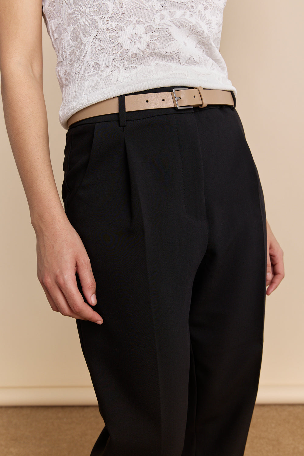 Cropped pants with pleats and belt