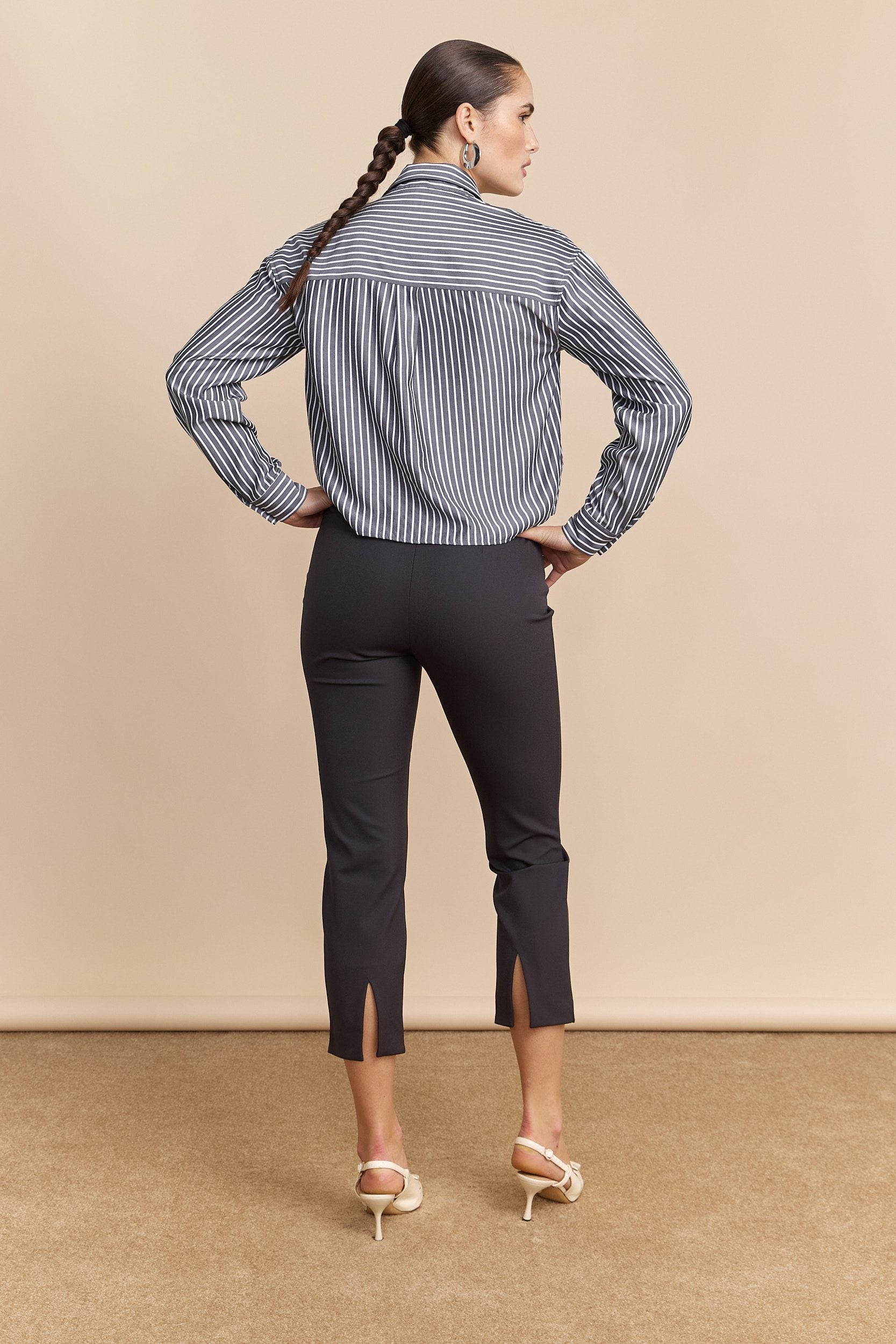 Pantalon avec fente arrière