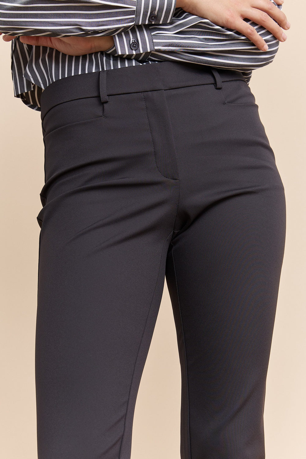 Pantalon avec fente arrière