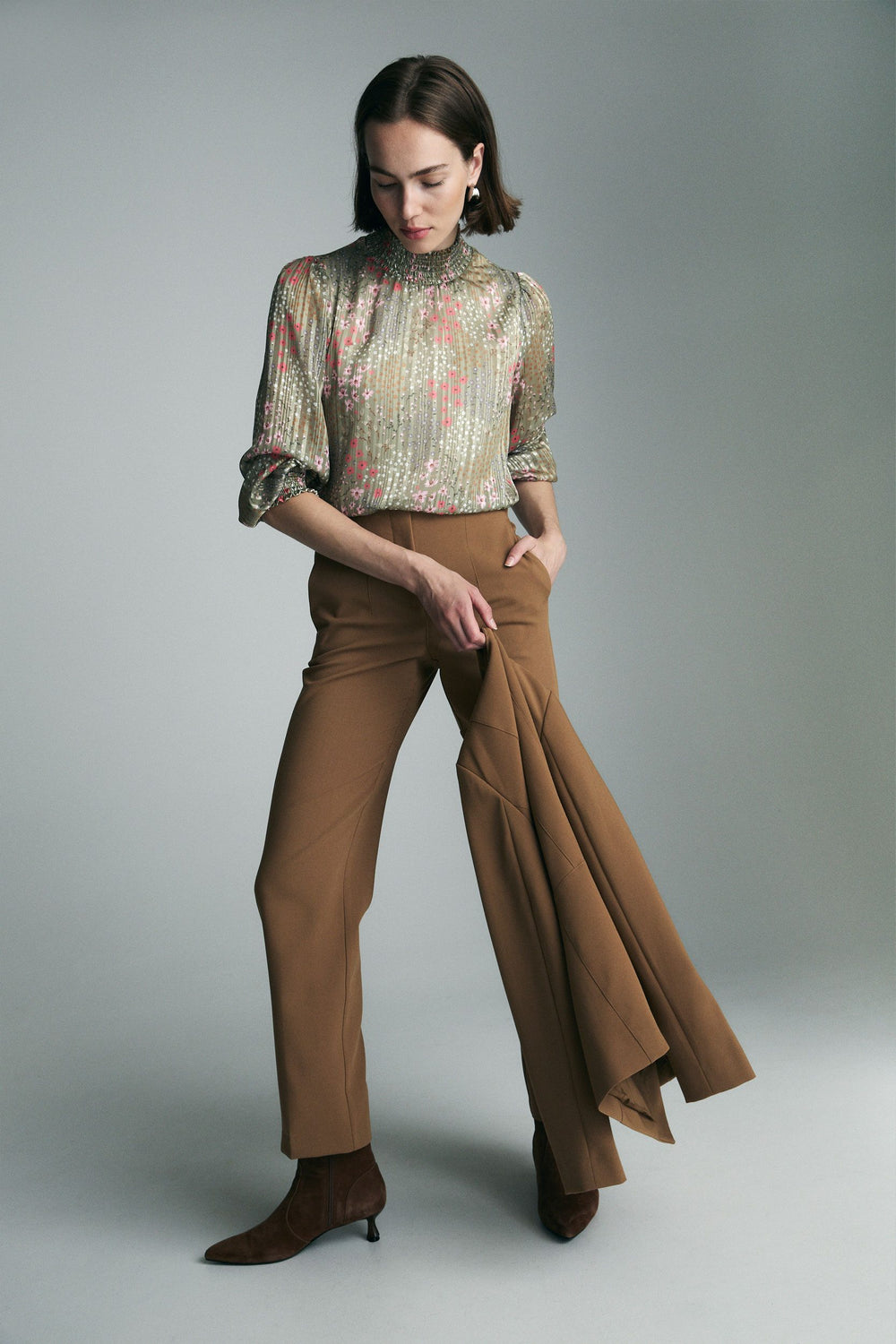 Pantalon avec attaches sur les côtés