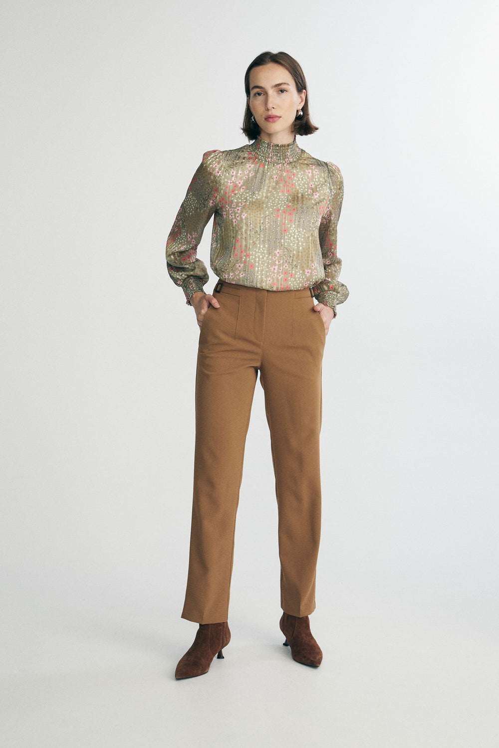 Pantalon avec attaches sur les côtés