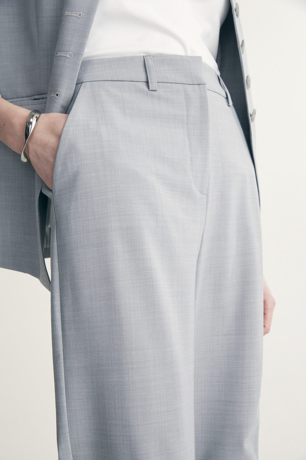 Pantalon moderne à taille haute