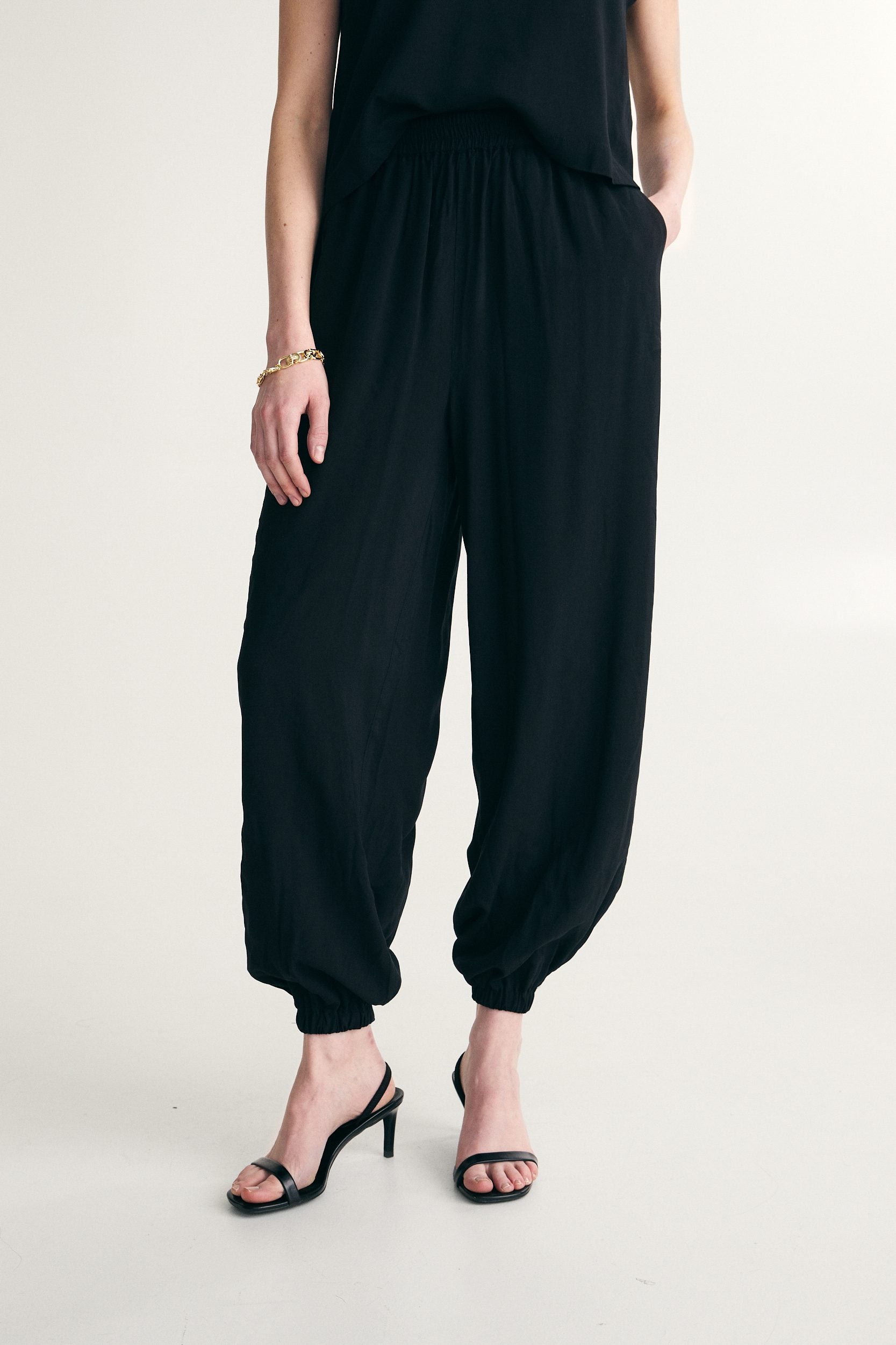 Pantalon fluide à chevilles ajustées