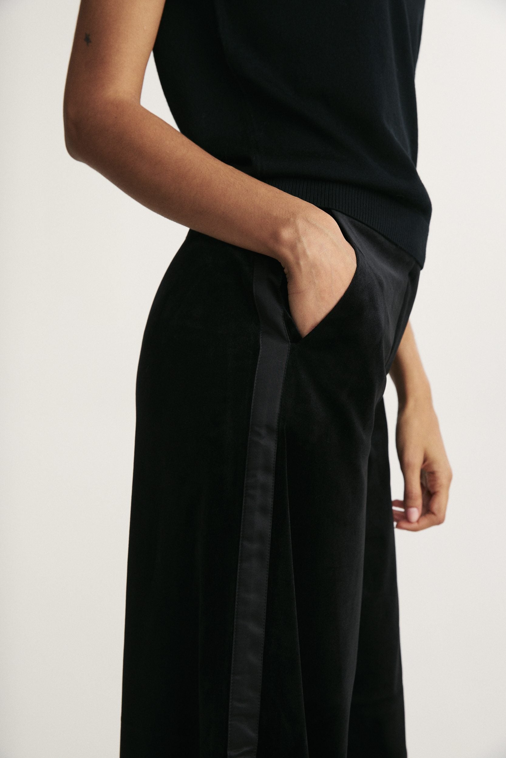Pantalon large en velours avec détail latéral