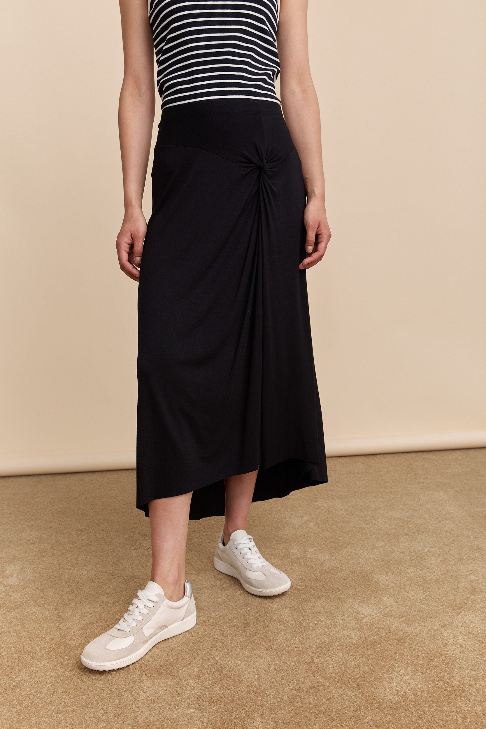 Skirt with twist detail