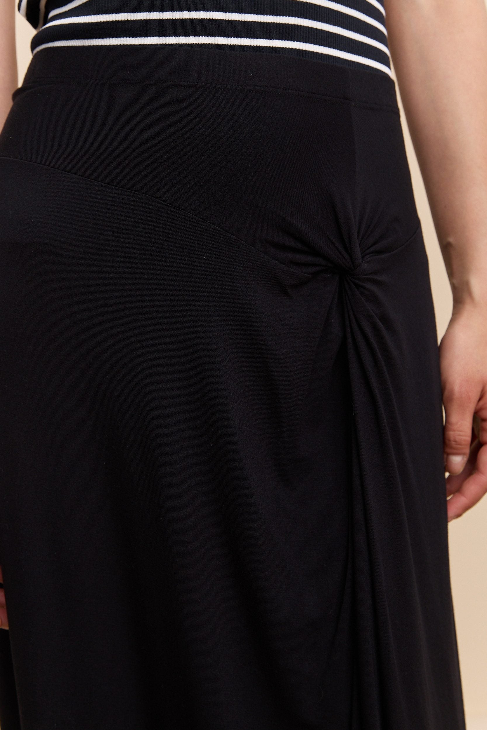 Skirt with twist detail