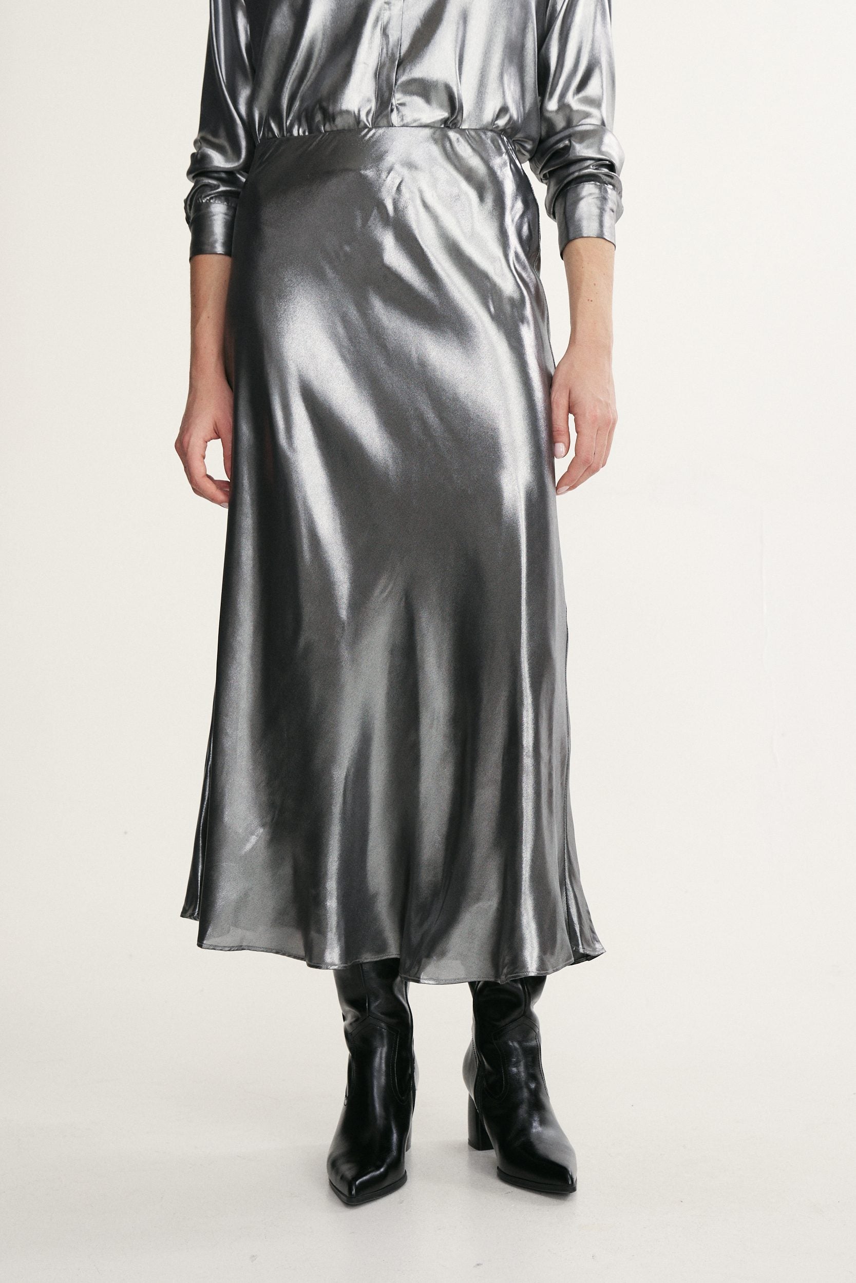 Shiny long skirt
