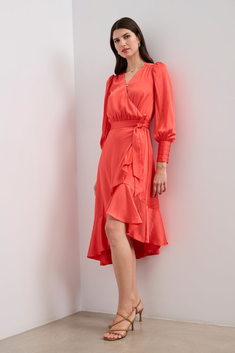 Robe croisée en satin à manches bouffantes