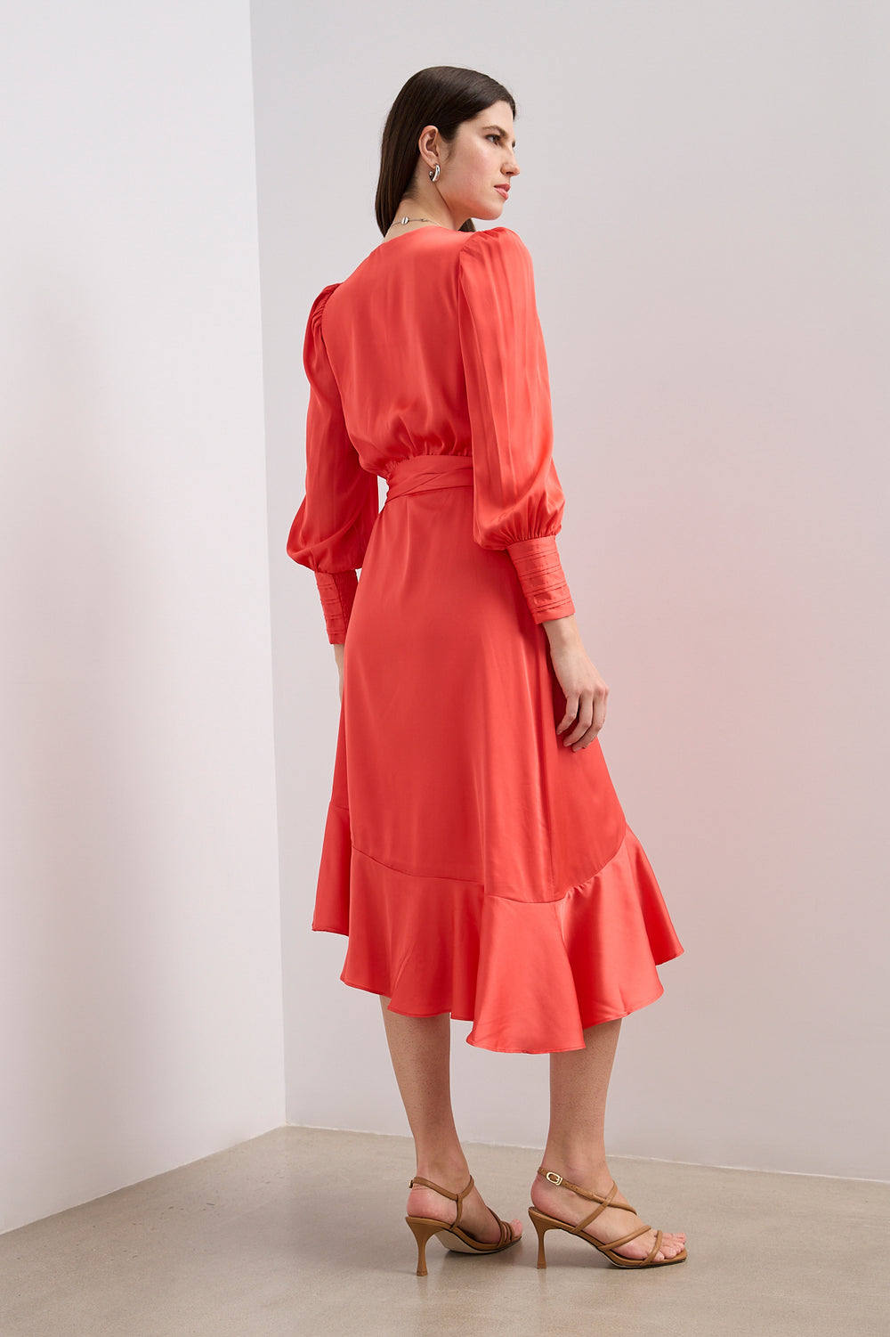Robe croisée en satin à manches bouffantes