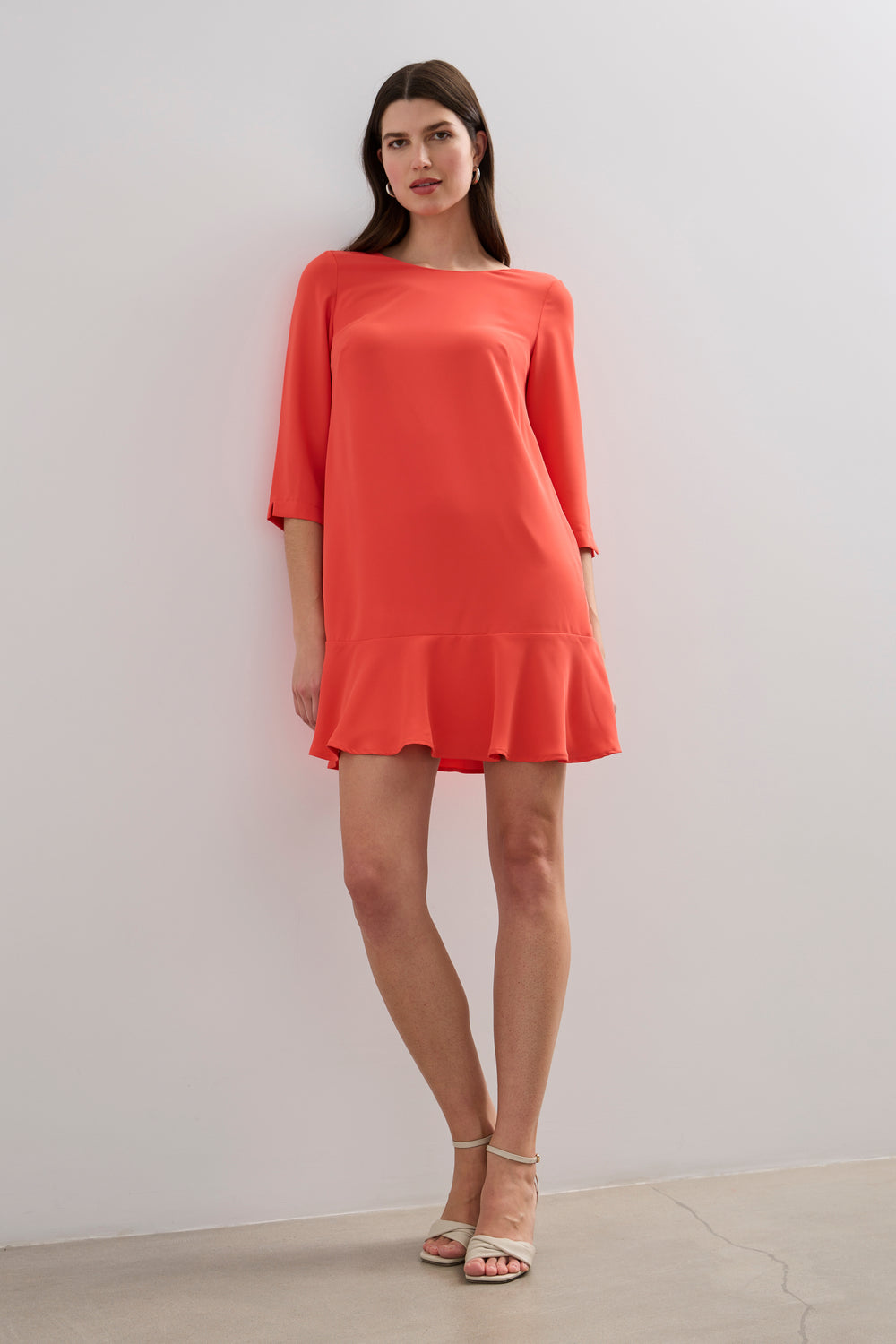 Robe droite à bas volant
