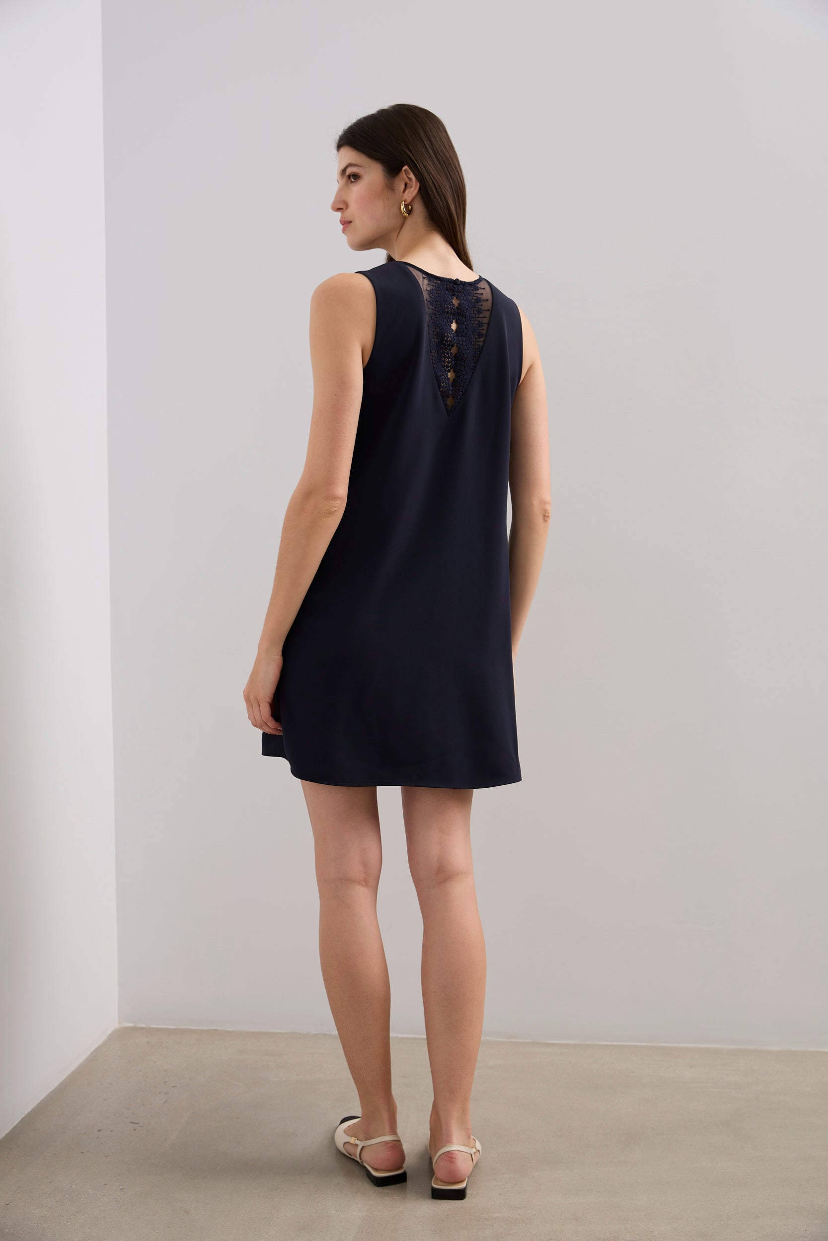 Robe droite avec dentelle au dos