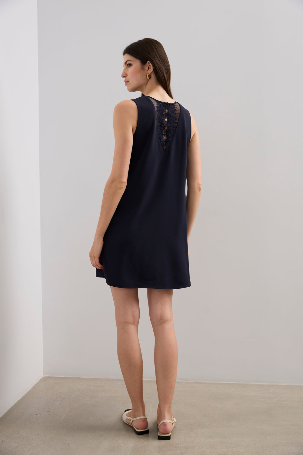 Robe droite avec dentelle au dos