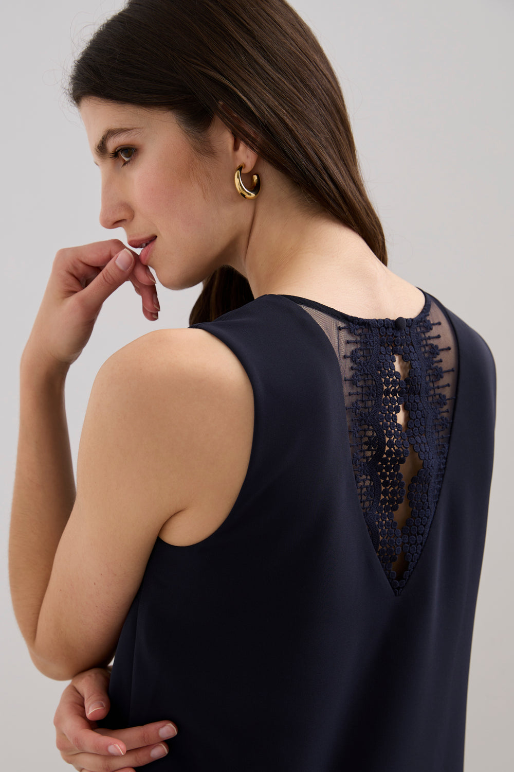 Robe droite avec dentelle au dos