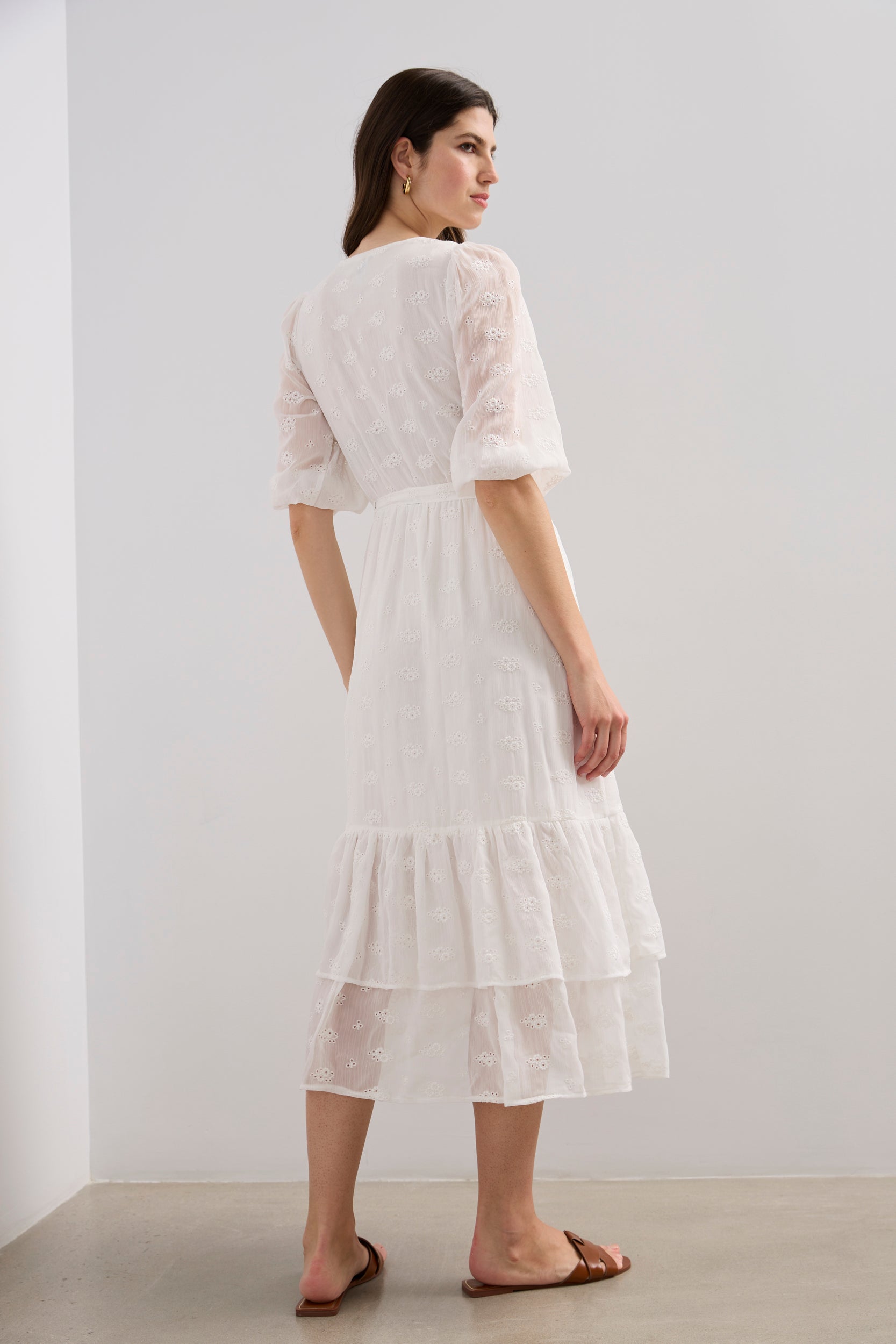 Robe brodée avec volants