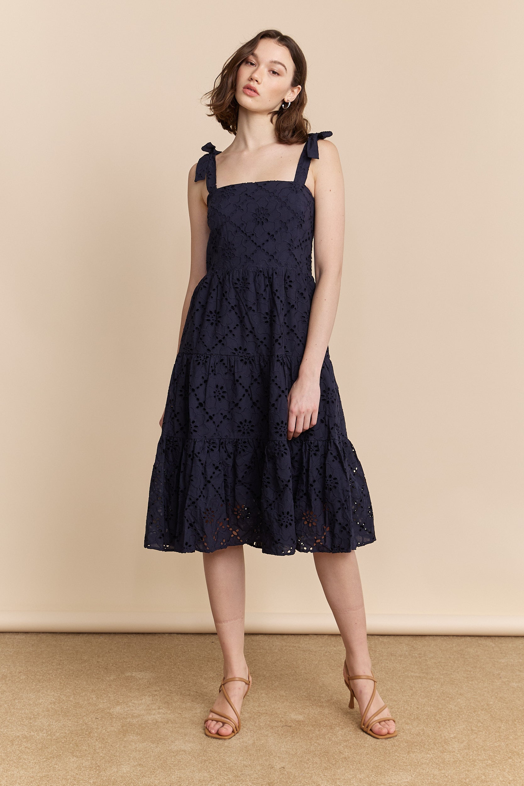 Robe marine en broderie anglaise
