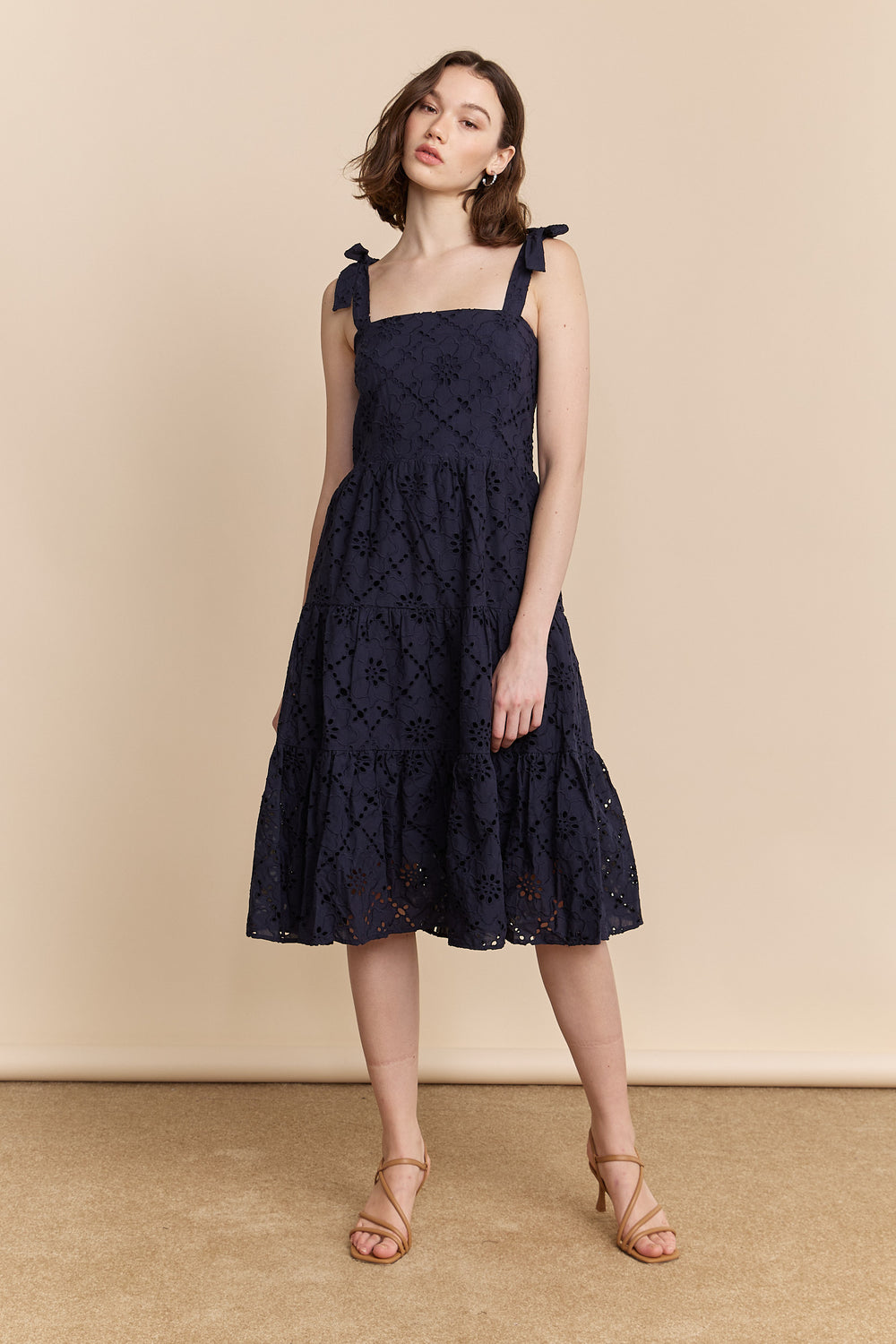 Robe marine en broderie anglaise