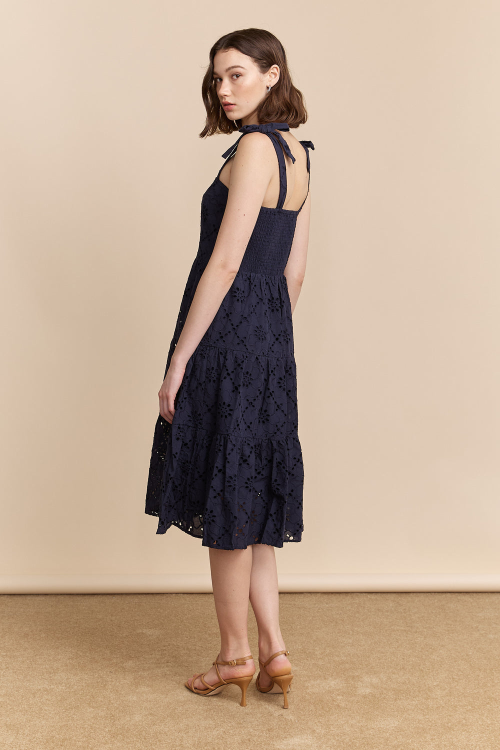 Robe marine en broderie anglaise