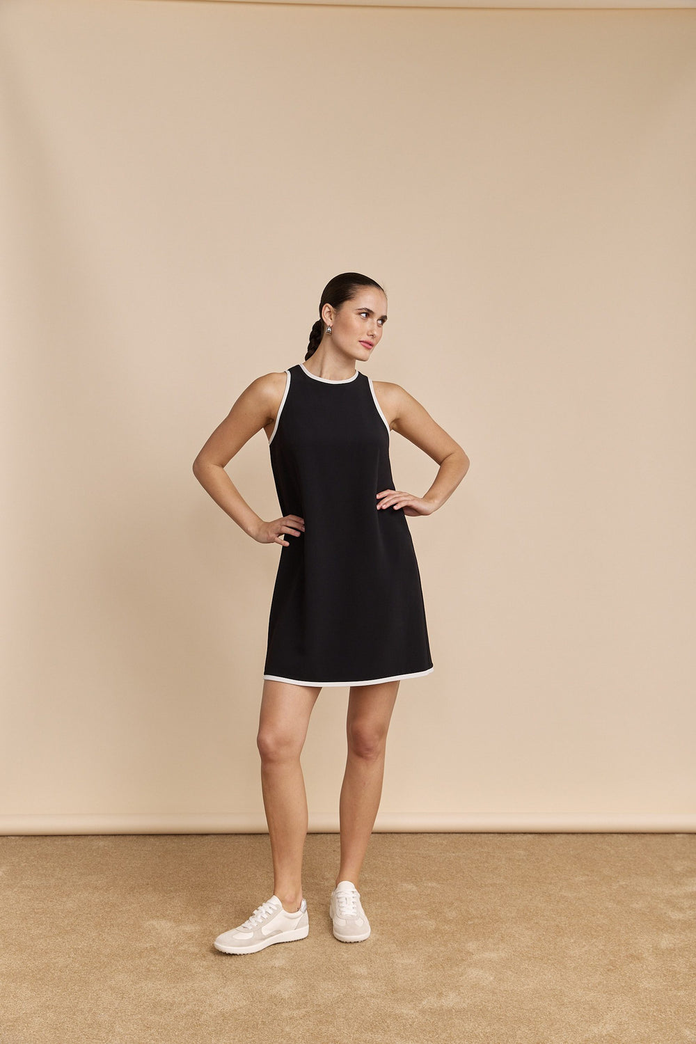 Robe droite avec détails contrastants