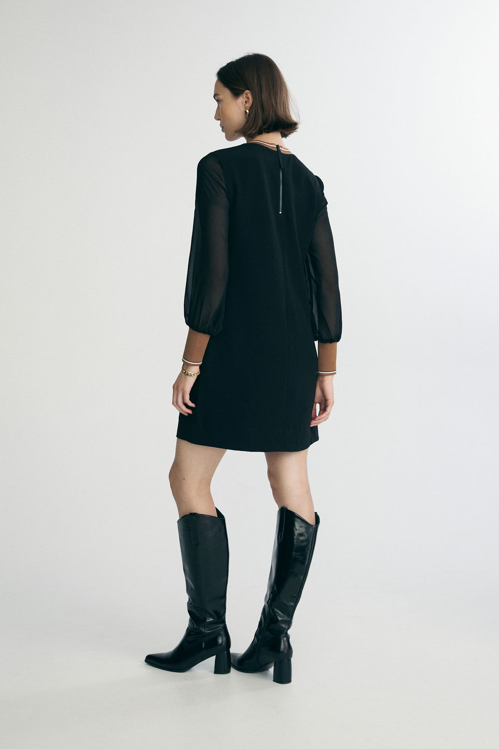 Robe droite avec manches en voile