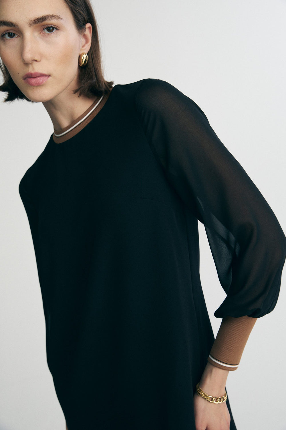 Robe droite avec manches en voile