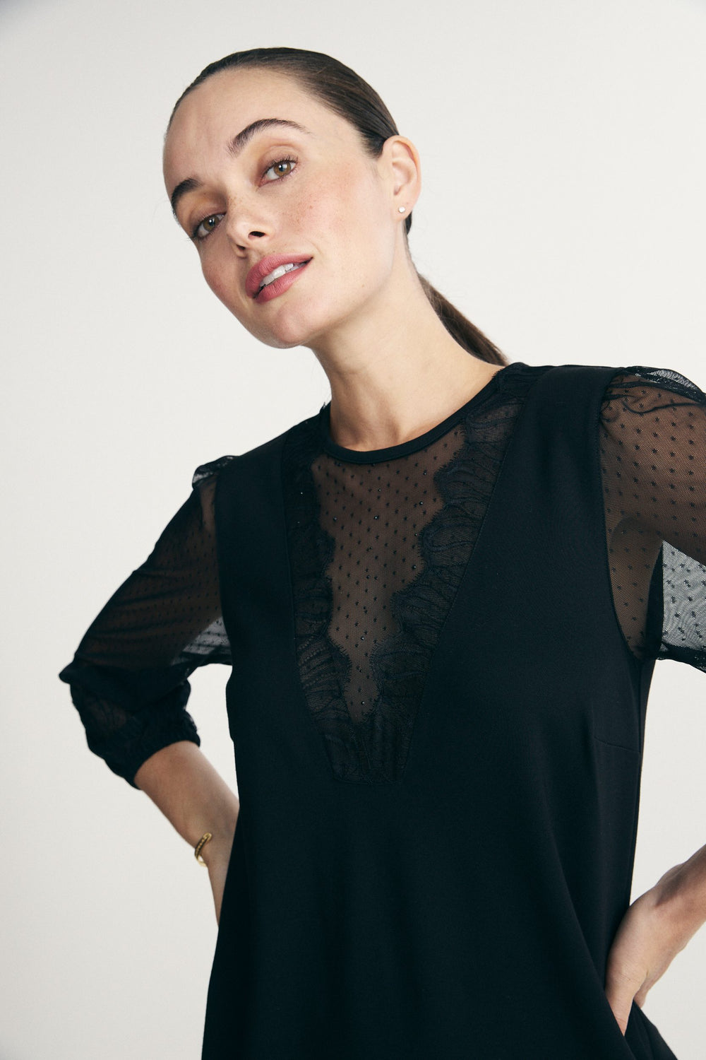 Straight dress with lace details