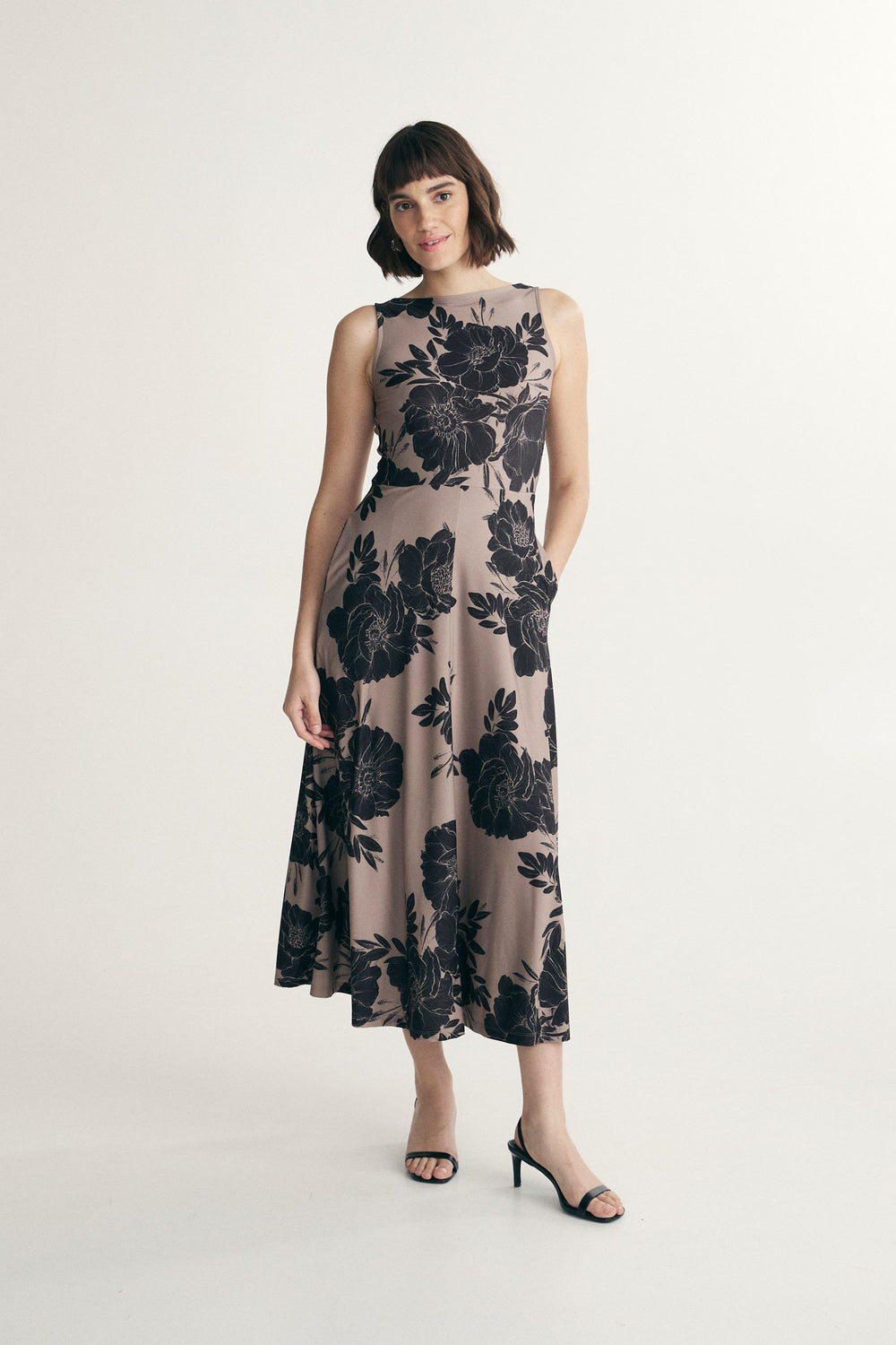 Robe longue fleurie sans manches