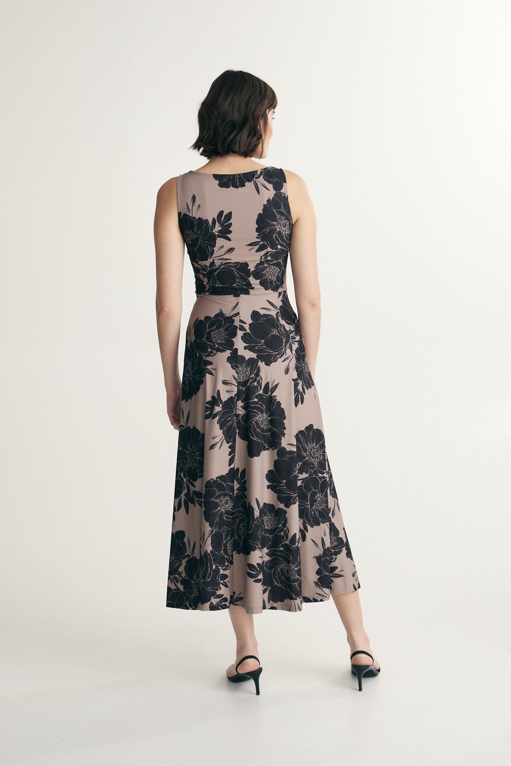 Robe longue fleurie sans manches