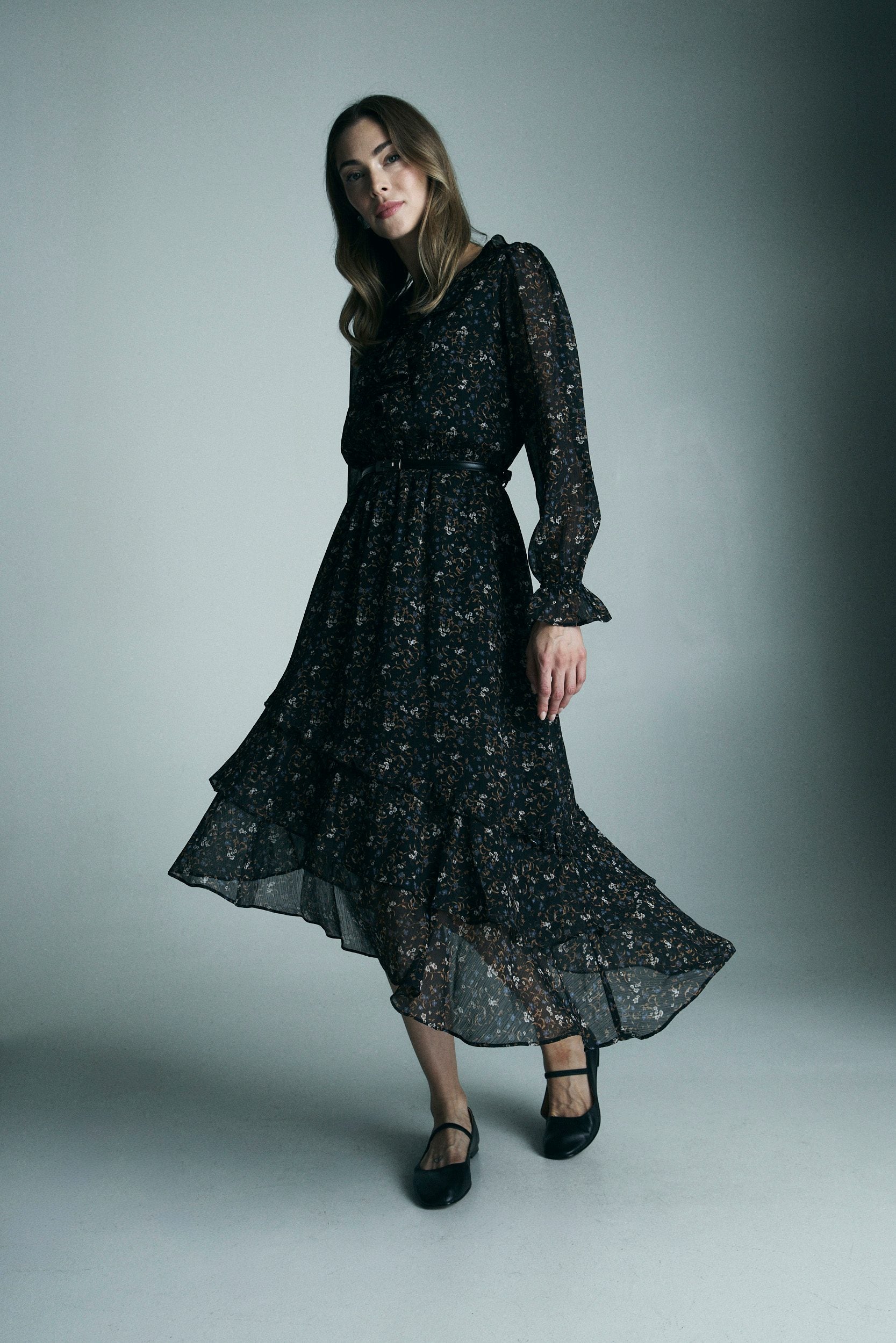 Robe fluide asymétrique imprimée à volants