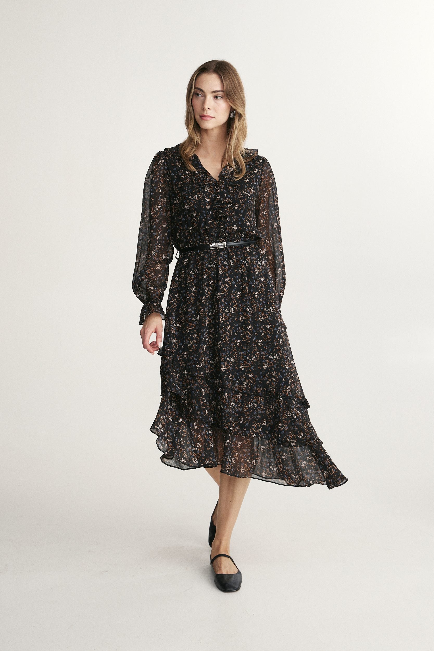 Robe fluide asymétrique imprimée à volants