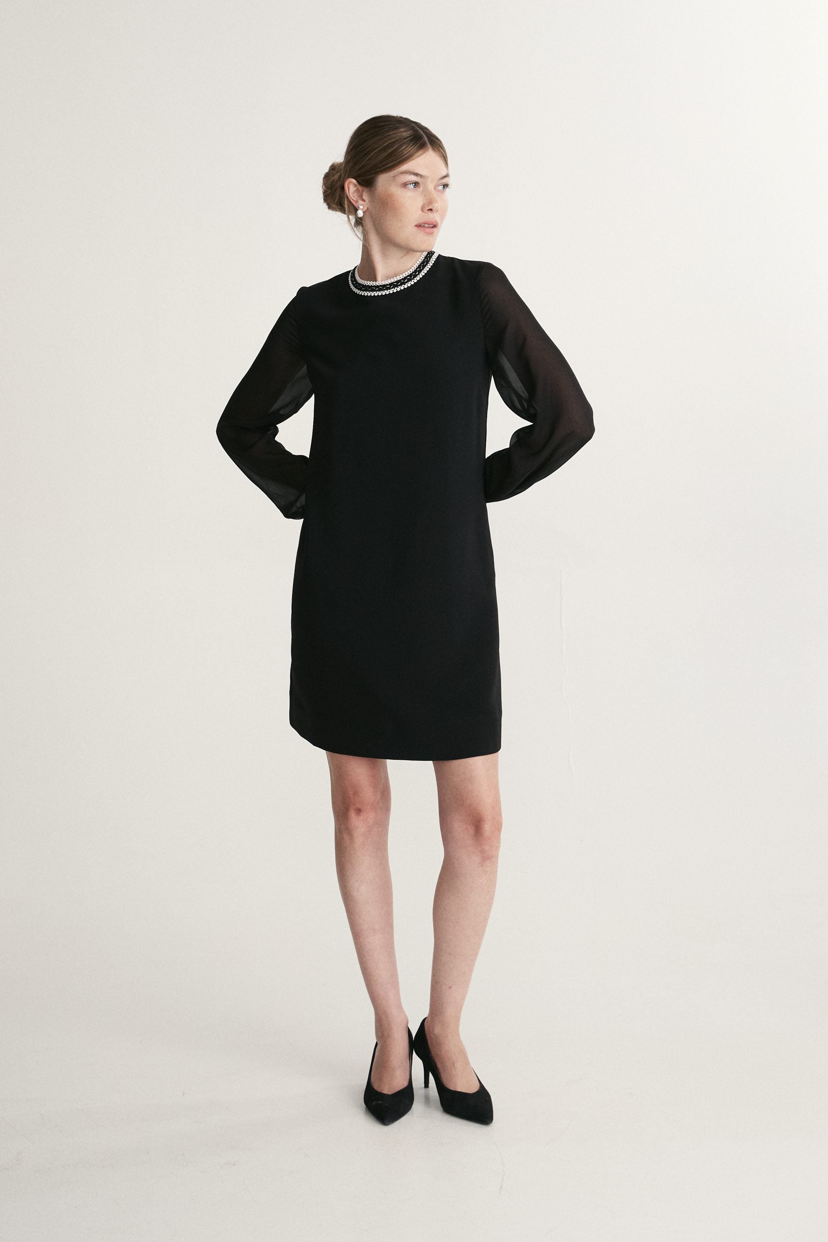 Robe droite avec manches en voile