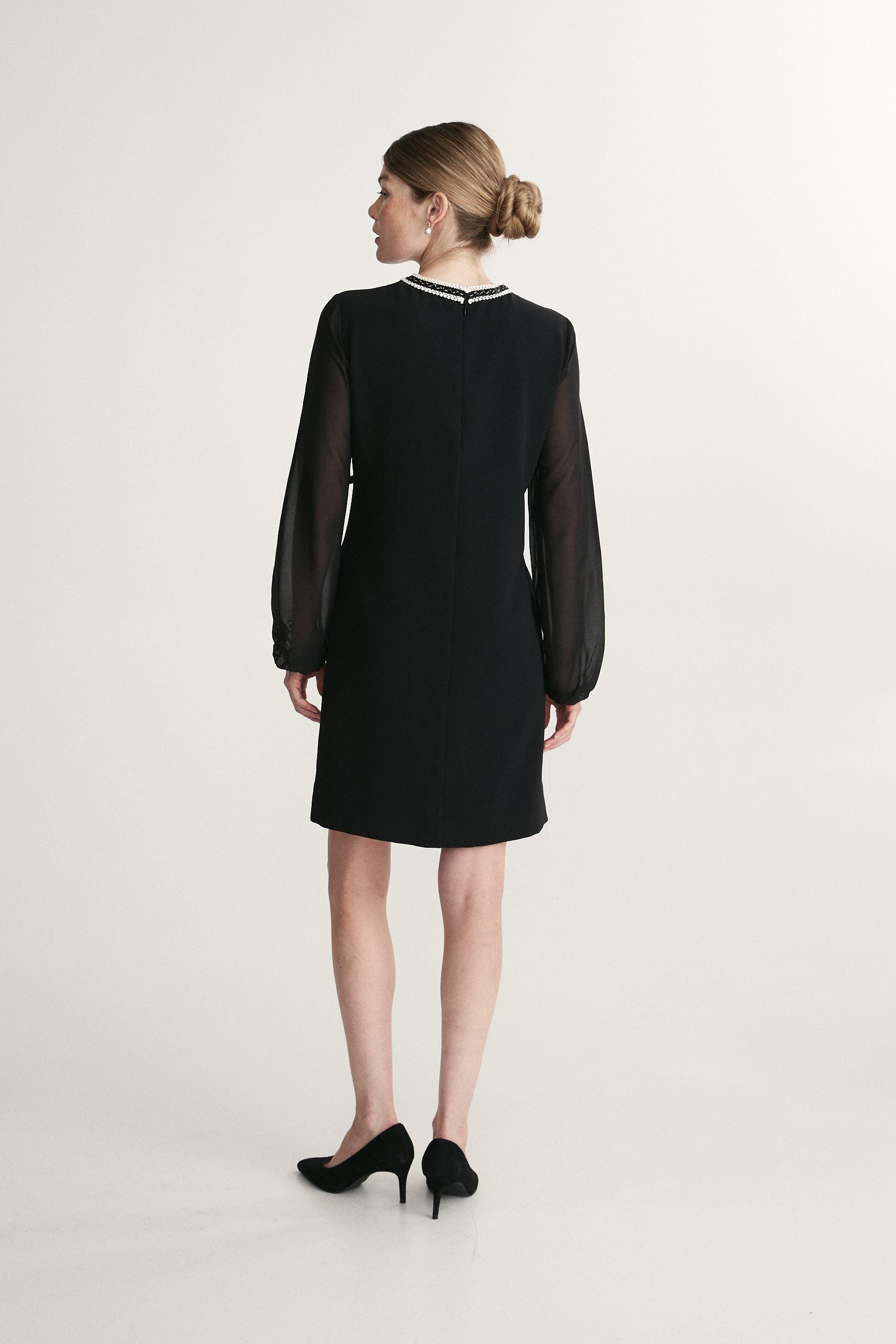 Robe droite avec manches en voile