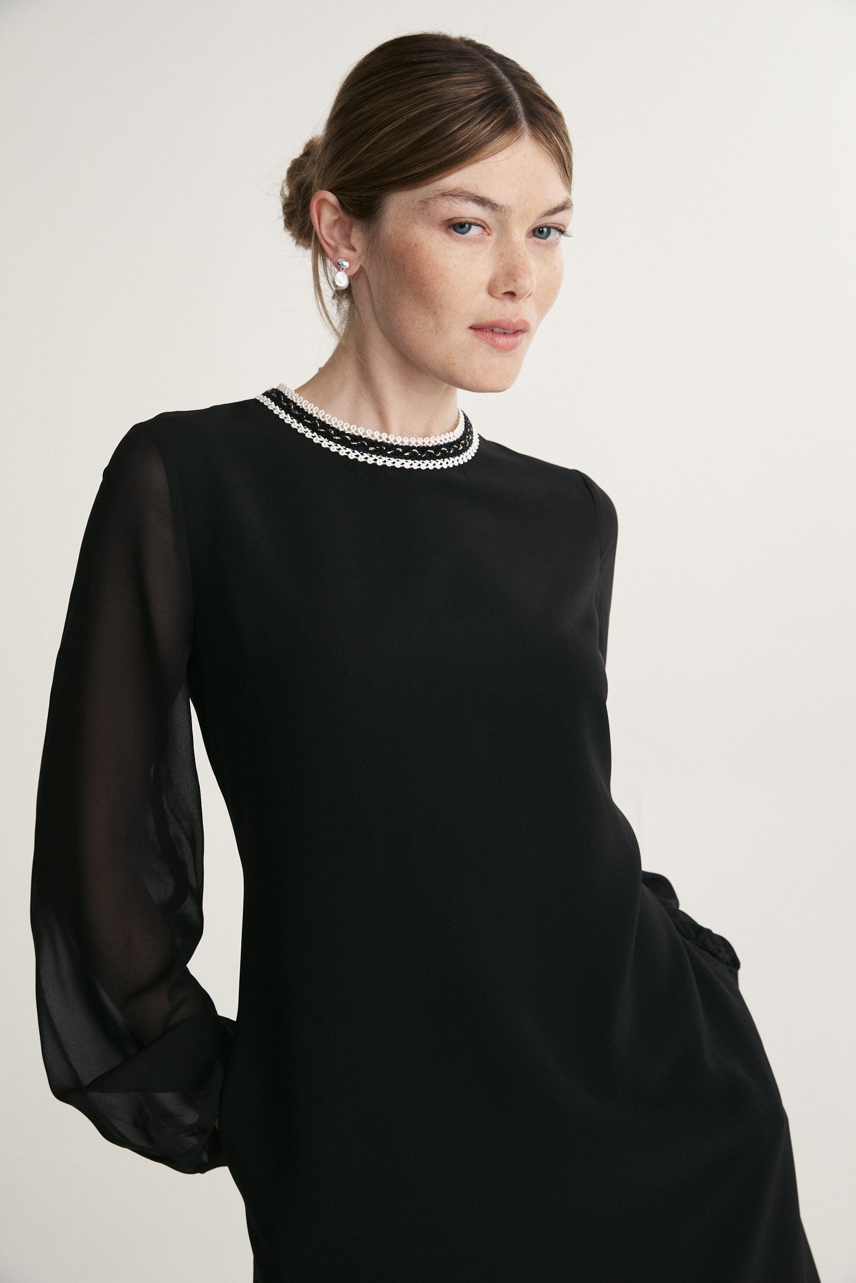 Robe droite avec manches en voile