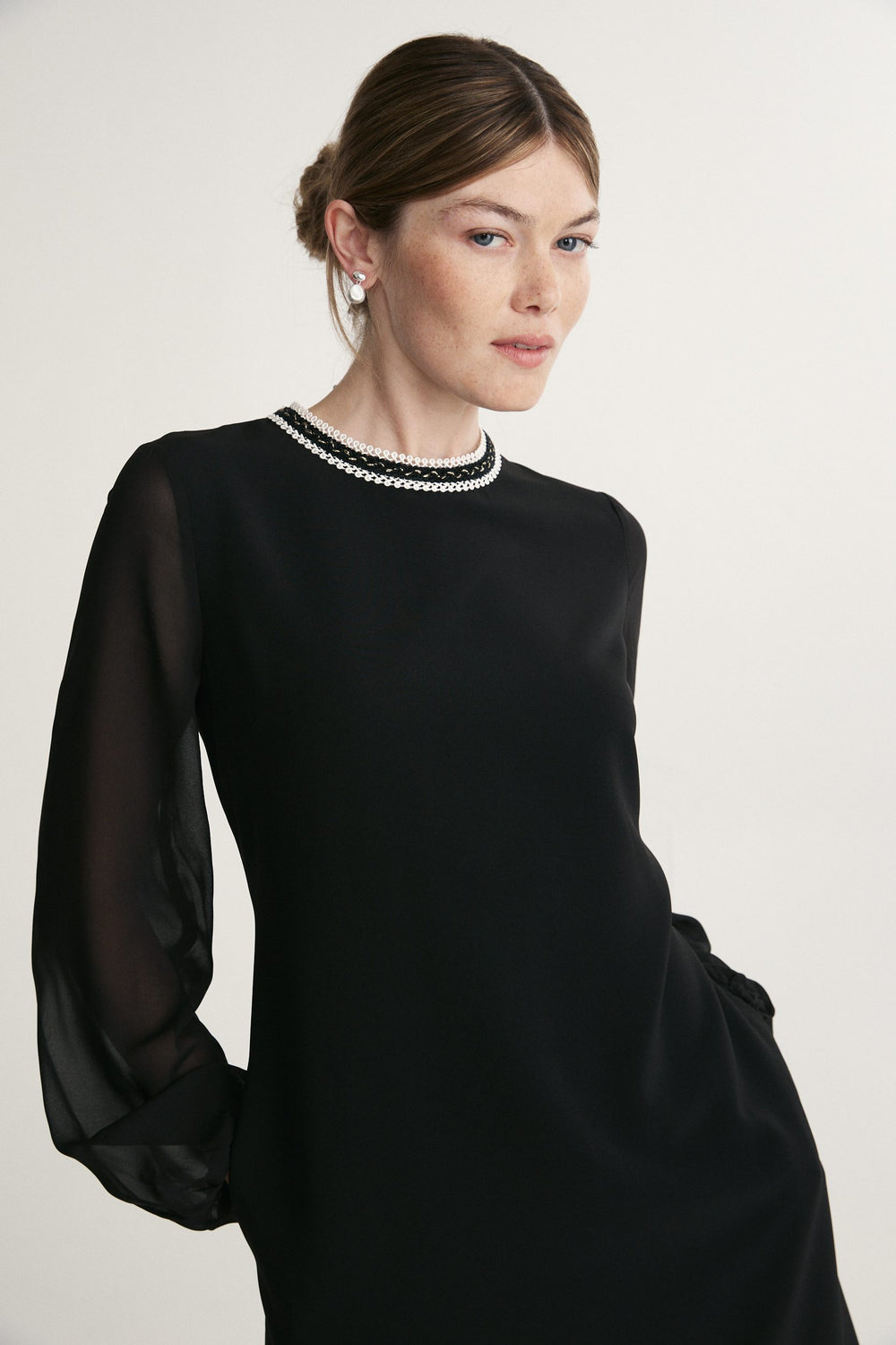 Robe droite avec manches en voile
