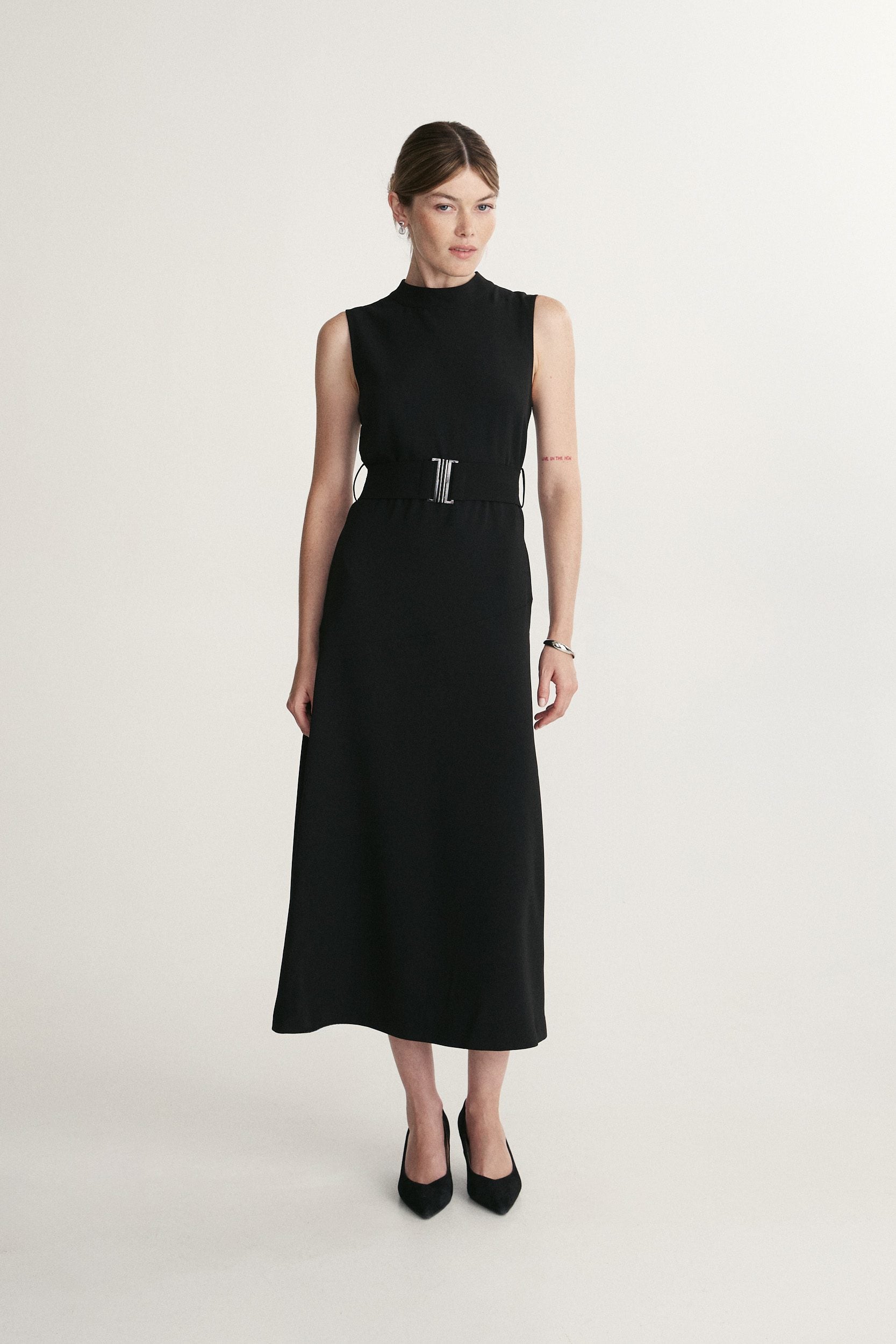 Robe maxi sans manches à col montant