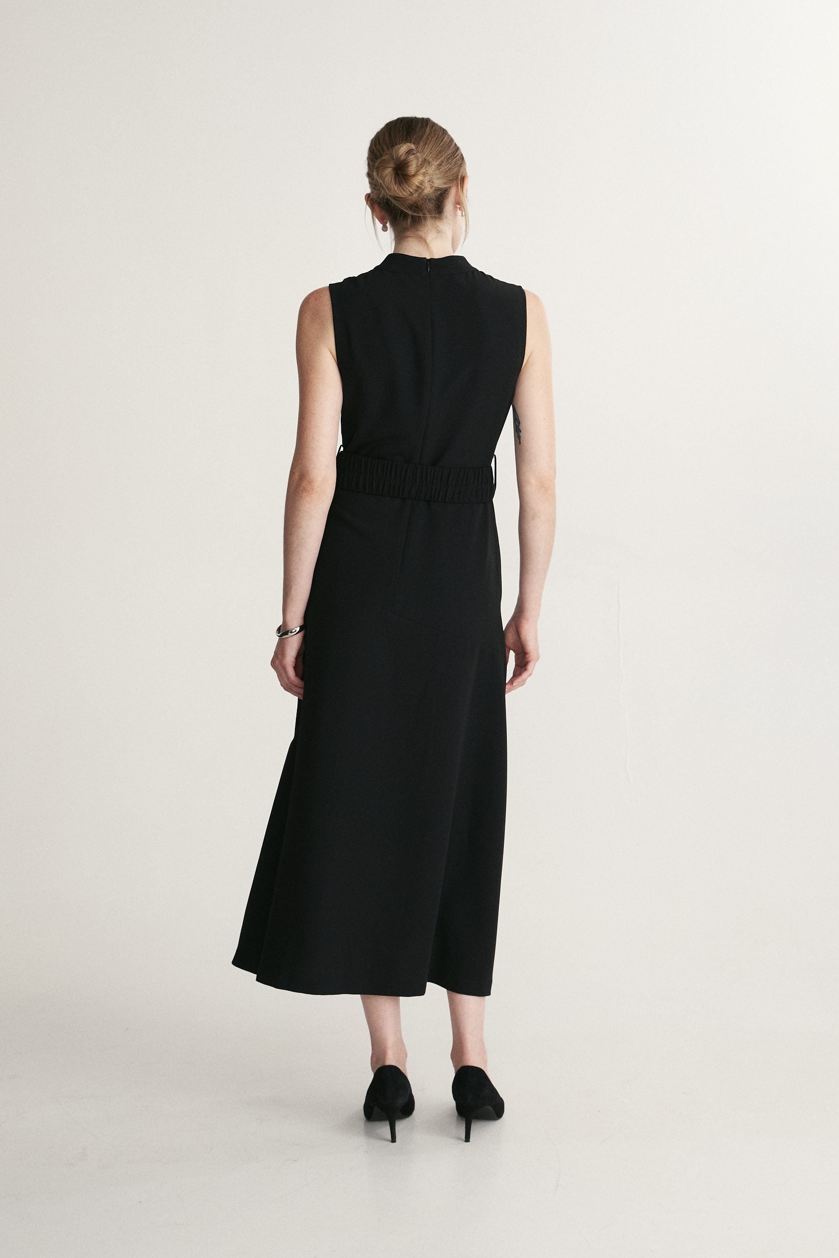 Robe maxi sans manches à col montant