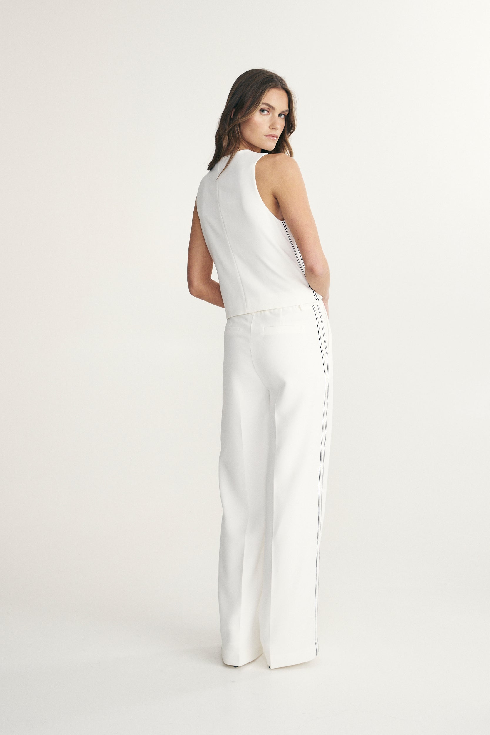 Sleeveless vest with ribbon