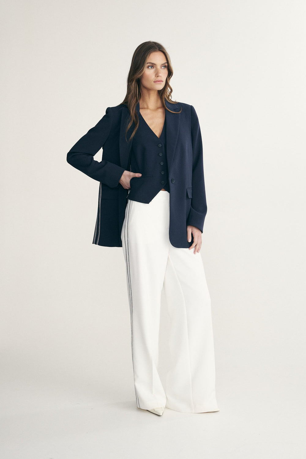 Sleeveless vest with ribbon