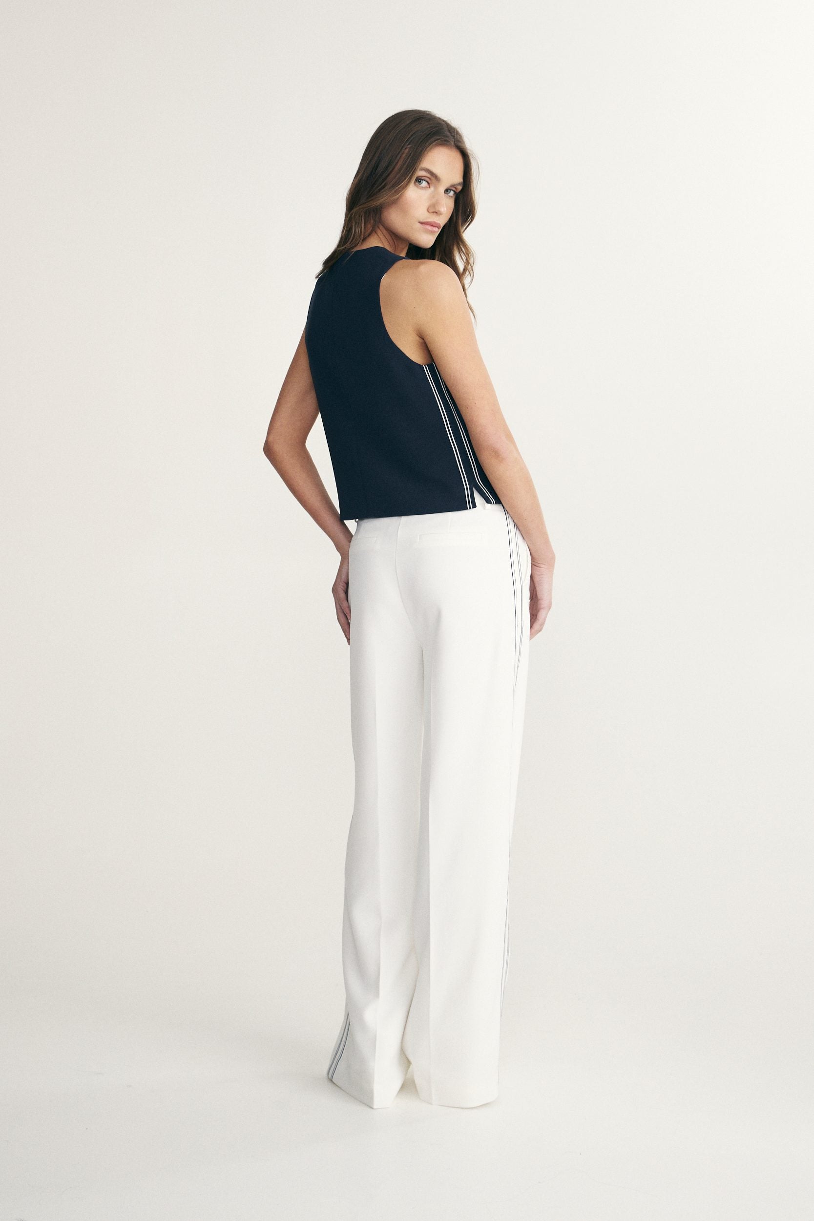 Sleeveless vest with ribbon