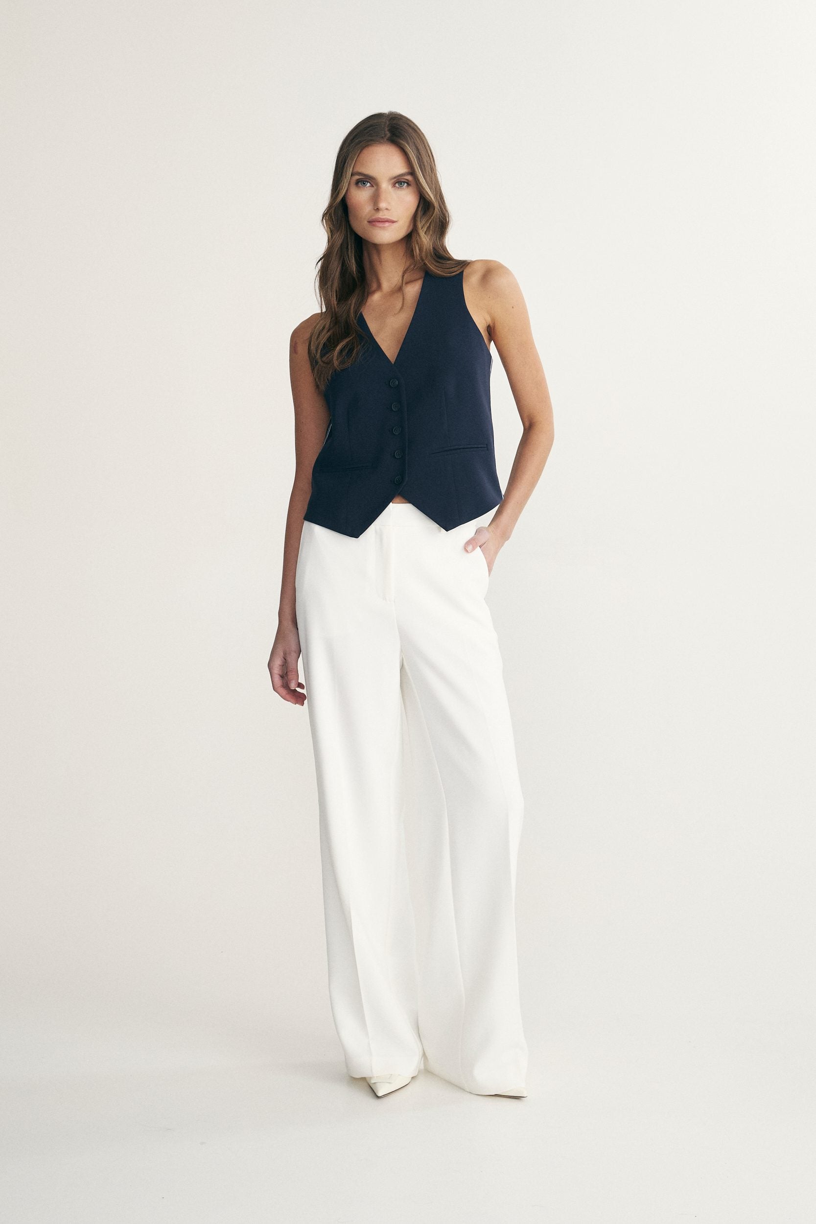 Sleeveless vest with ribbon