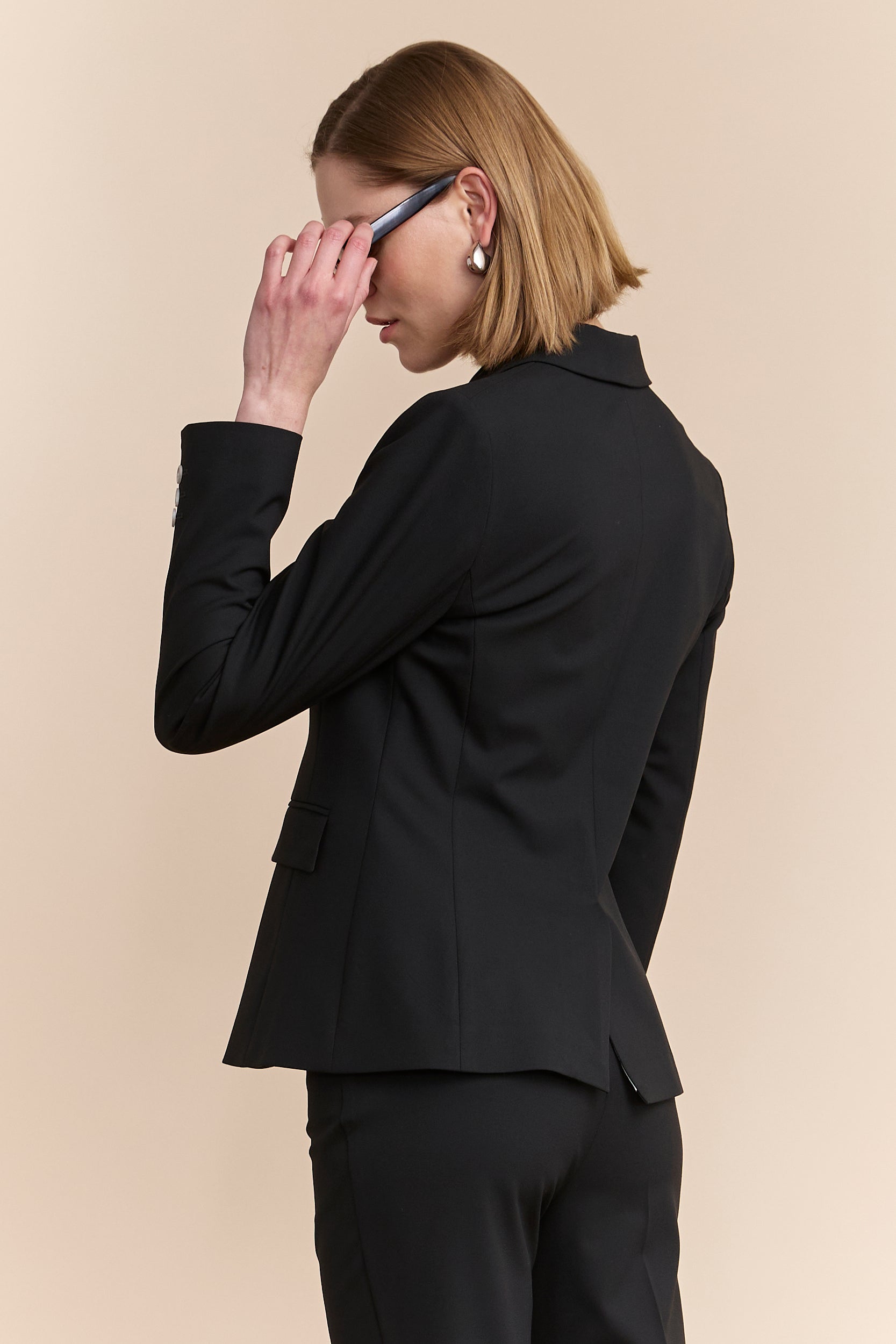 Veston noir semi-ajusté