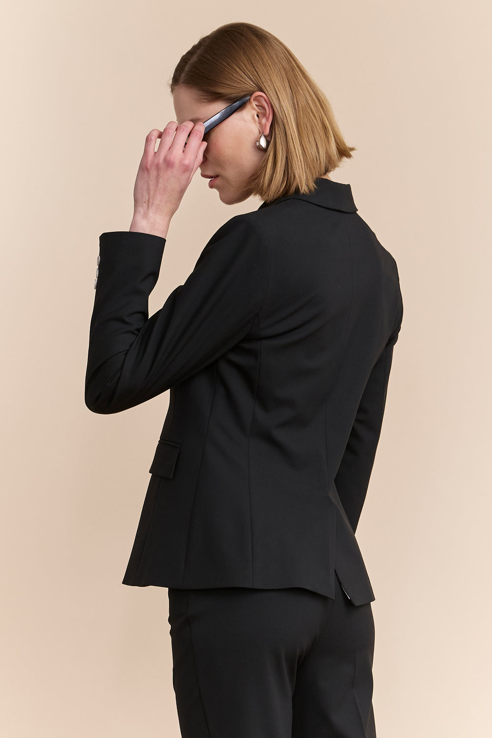 Veston noir semi-ajusté