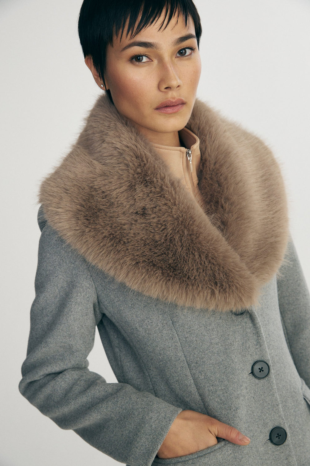 Long manteau avec col amovible en fausse fourrure