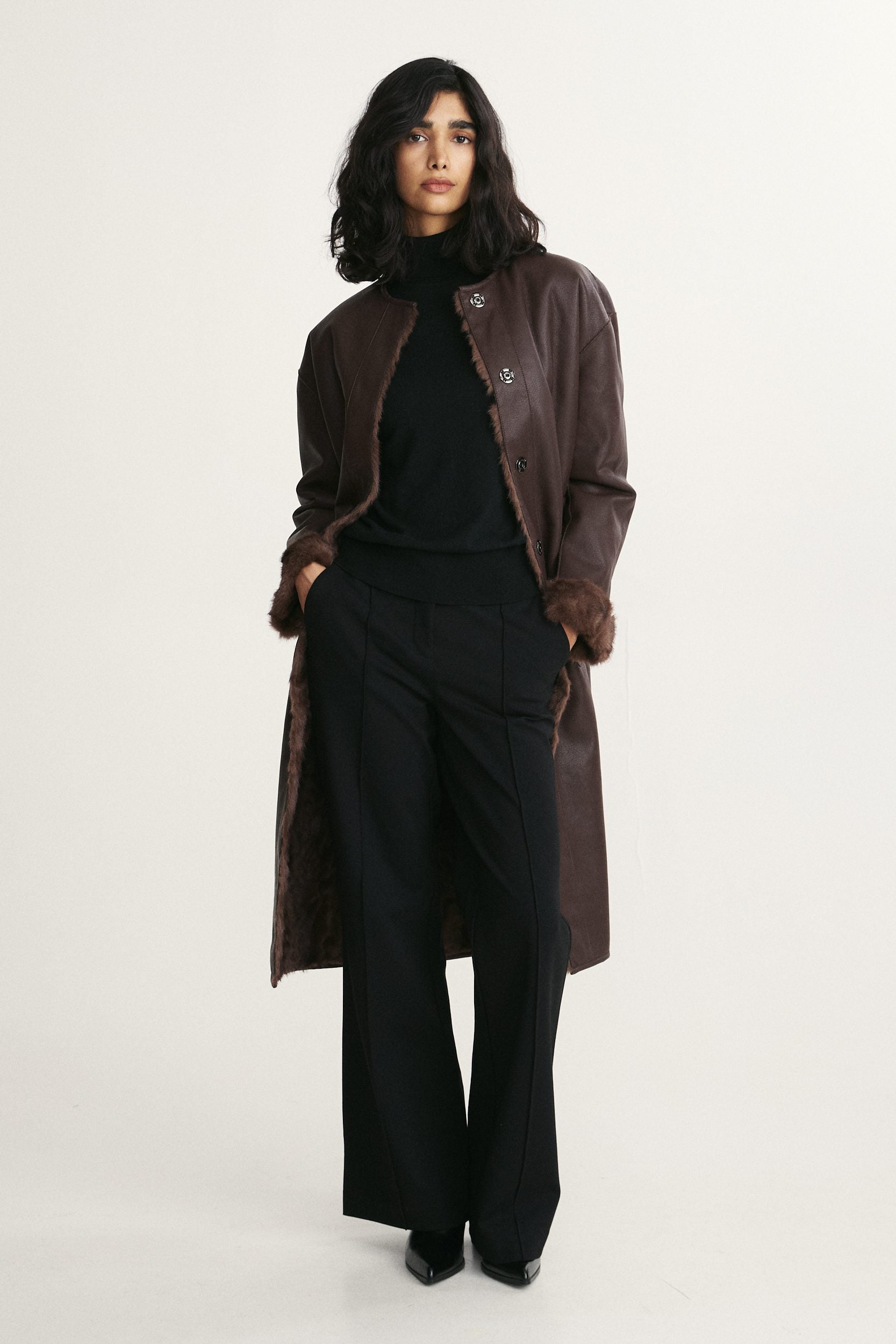 Manteau réversible en fausse fourrure et faux cuir