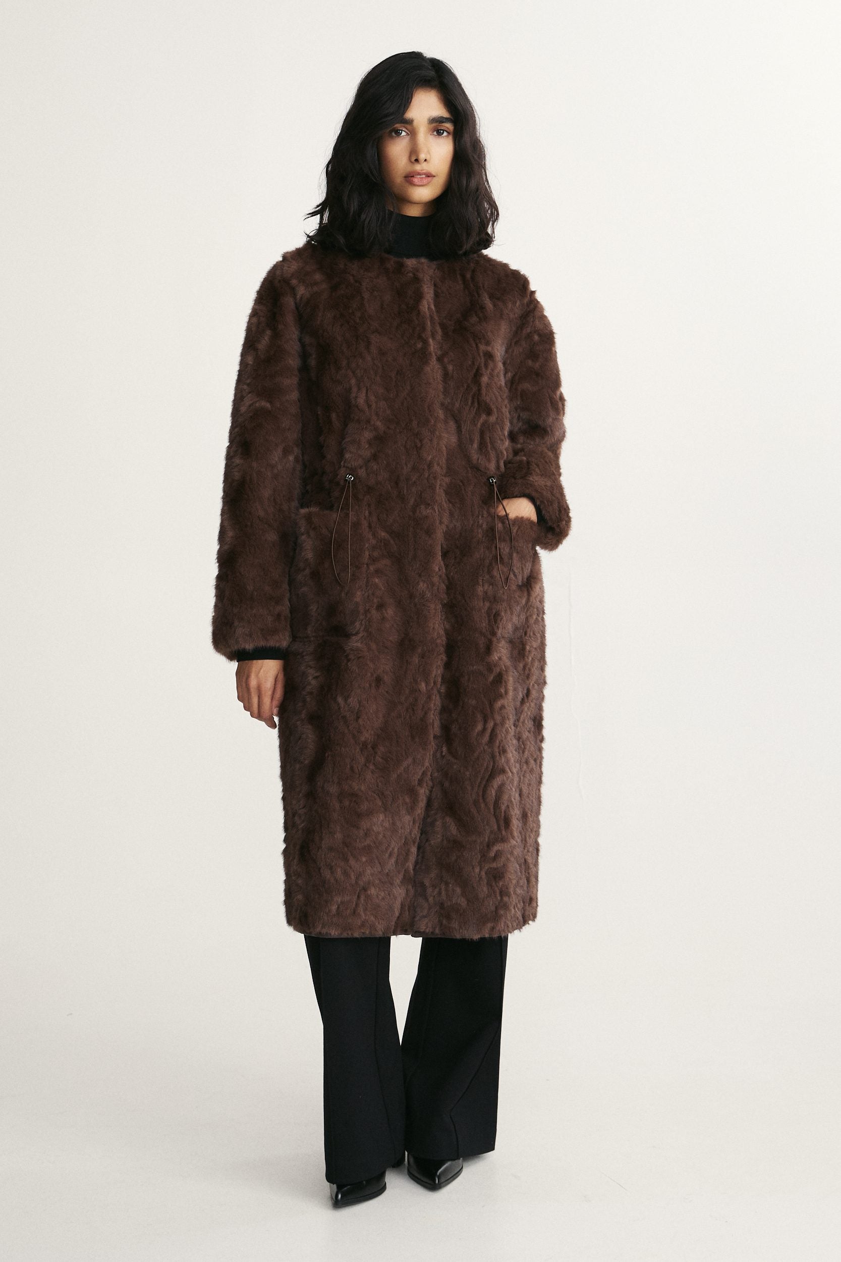 Manteau réversible en fausse fourrure et faux cuir