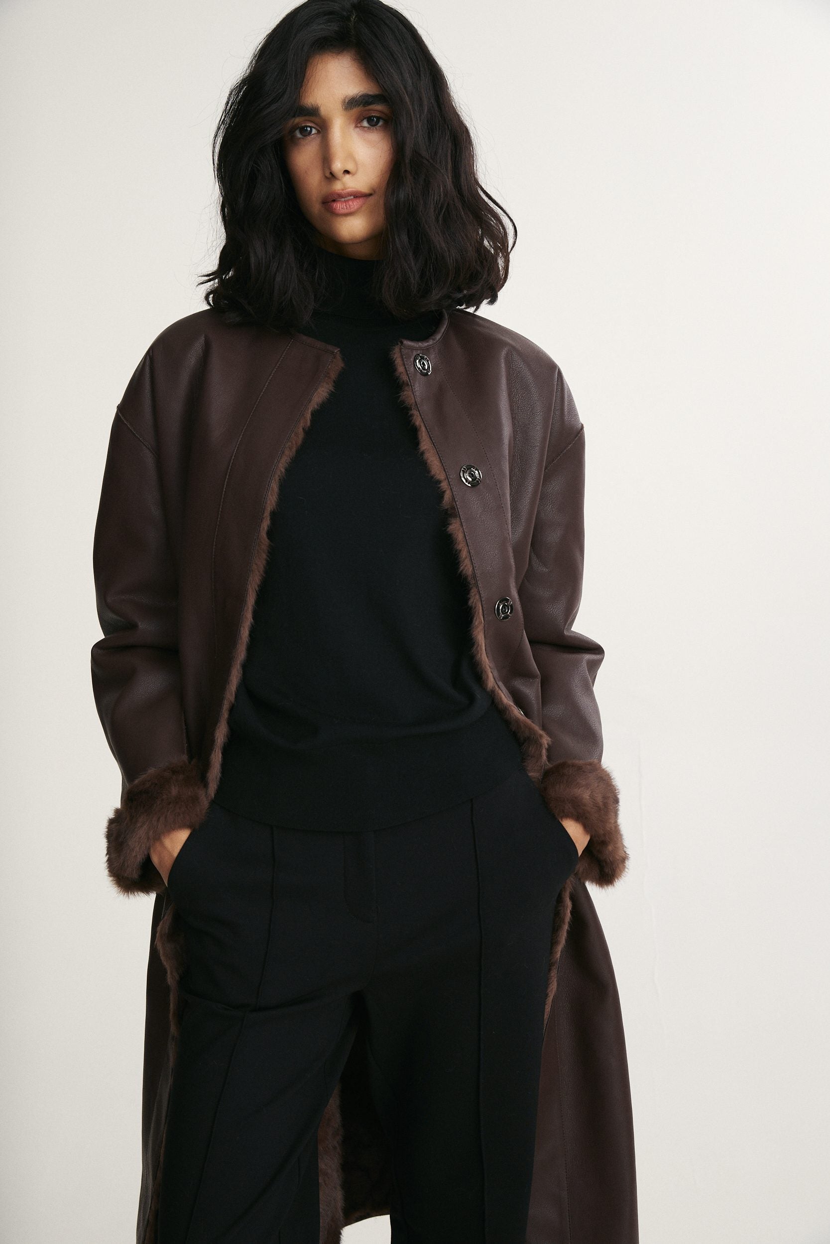 Manteau réversible en fausse fourrure et faux cuir