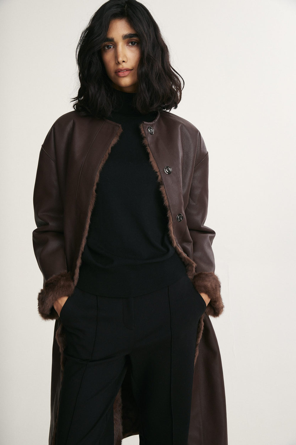 Manteau réversible en fausse fourrure et faux cuir
